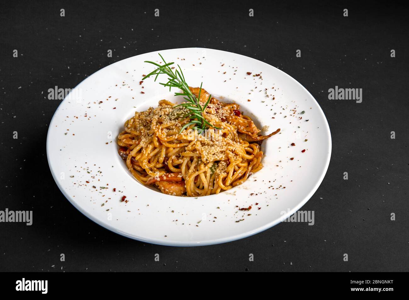 pâtes italiennes classiques à spaghetti avec sauce tomate, parmesan au fromage et basilic sur l'assiette Banque D'Images