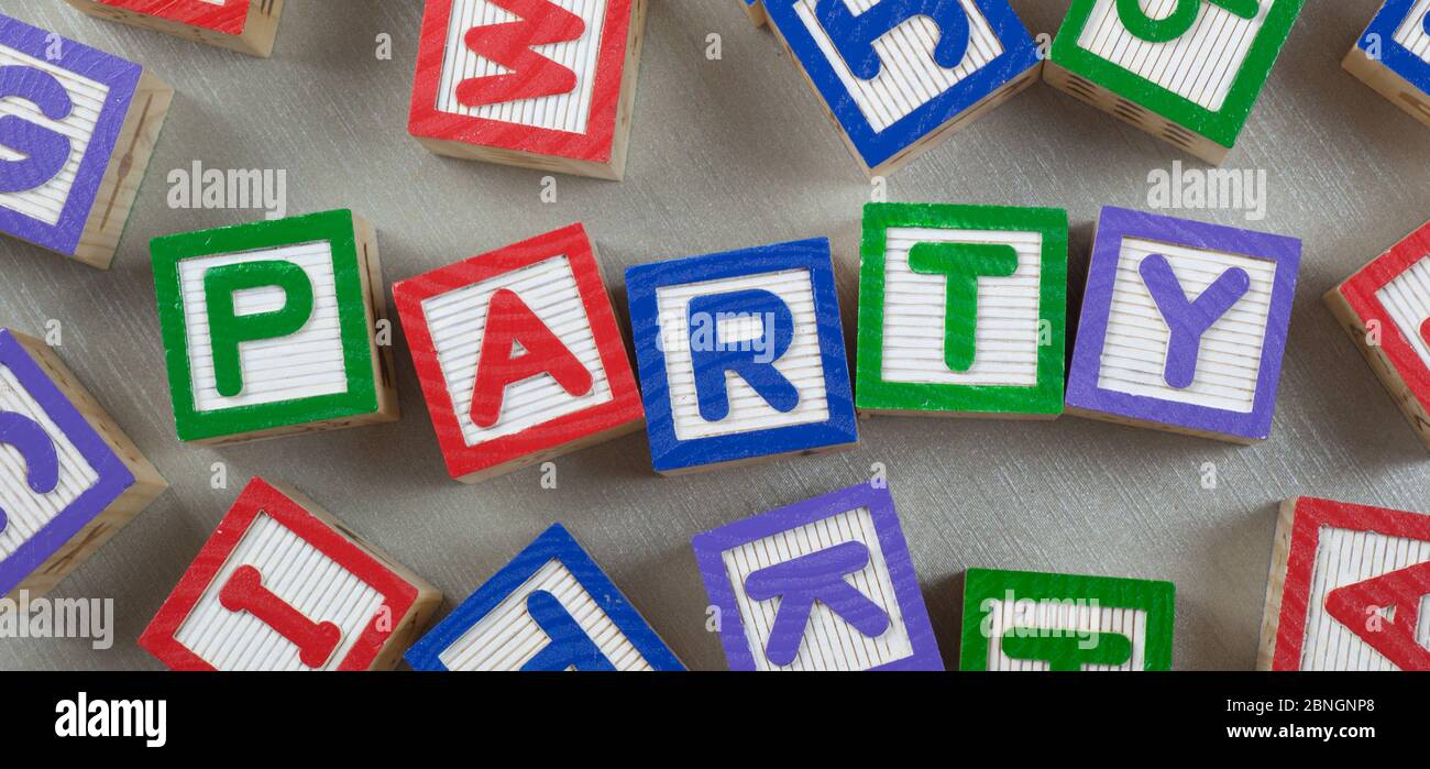 Des cales en bois formant le mot parti dans le centre Banque D'Images