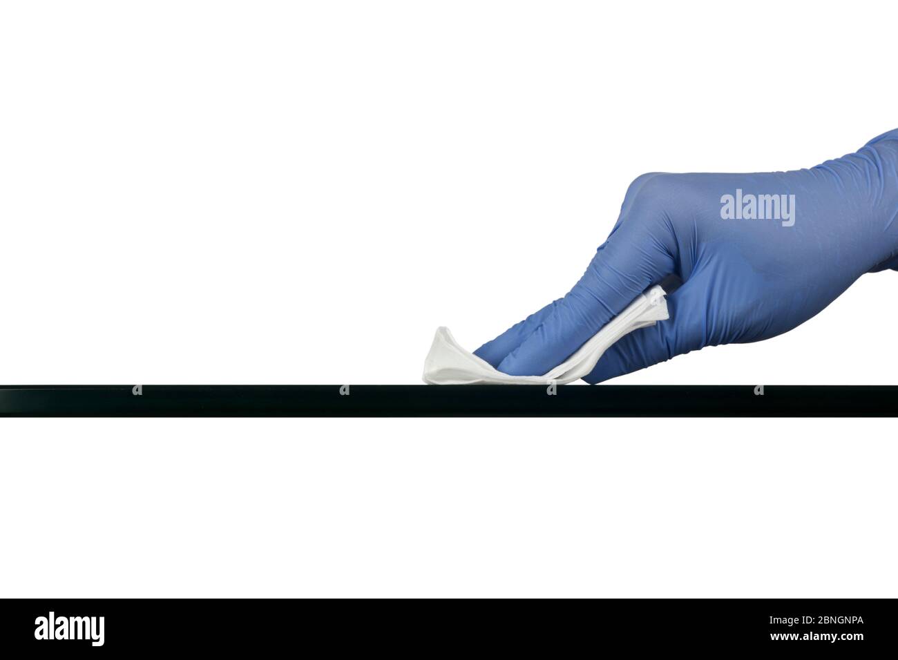 Gants pour nettoyer une surface en verre avec un morceau de chiffon antibactérien isolé sur fond blanc ; Banque D'Images