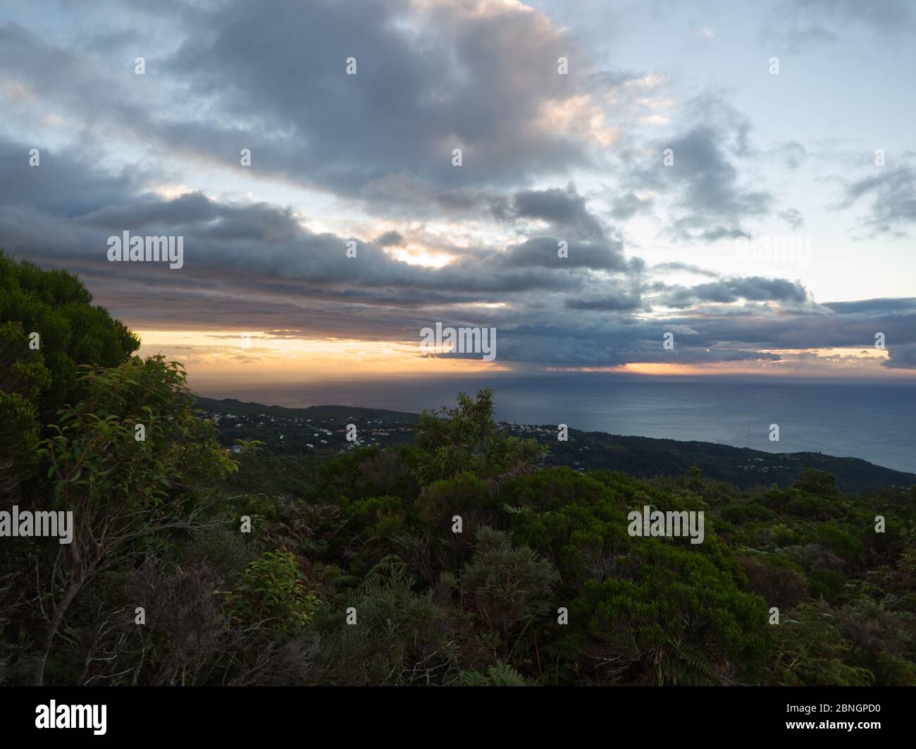 Point de vue sur la côte ouest au coucher du soleil à la Réunion depuis le parc Colorado Banque D'Images