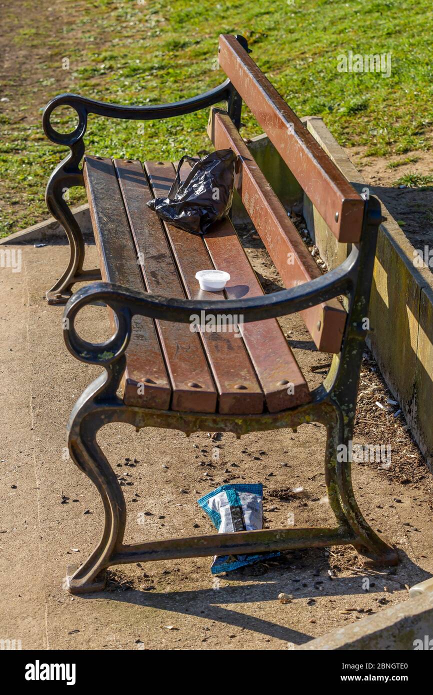 Northampton, Royaume-Uni, 15 mai 2020. Les déchets en vue d'une poubelle à 50 m de distance sont laissés sur un banc à Abington Park ce matin, car les restrictions pour la viruse Covid-19 sont levées plus de personnes sortent dans le parc et la litière est déjà en augmentation. Crédit : Keith J Smith./Alamy Live News Banque D'Images