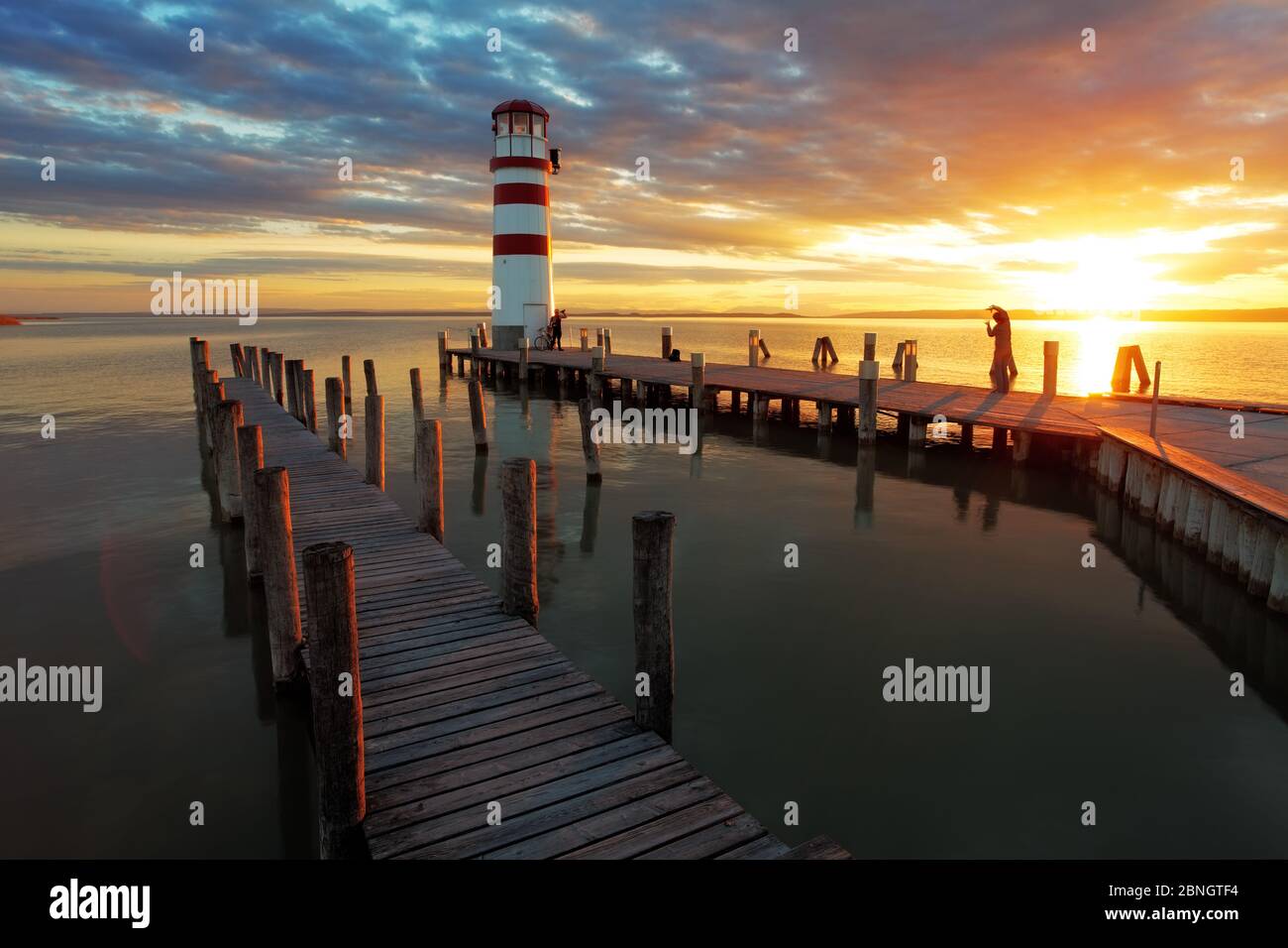 Magnifique vue sur la mer au coucher du soleil au-dessus de la tour des balises Banque D'Images
