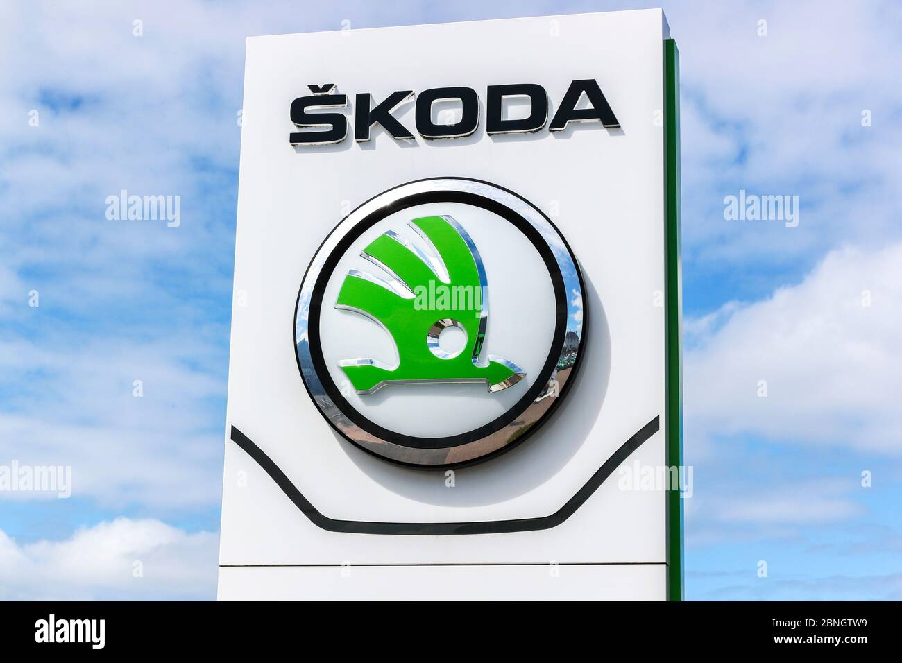 Logo de marque déposée de la société pour les véhicules Skoda, sur une signalisation surélevée à l'extérieur d'une prise de garage, Ayr Banque D'Images