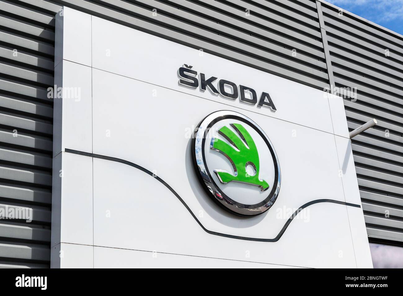 Logo de marque déposée de la société pour les véhicules Skoda, sur une signalisation surélevée à l'extérieur d'une prise de garage, Ayr Banque D'Images