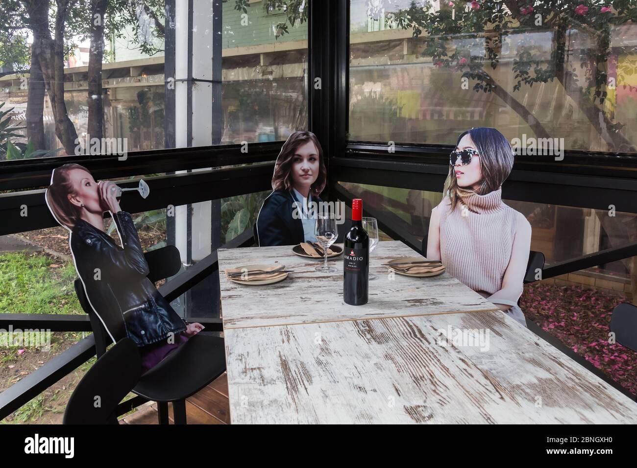 Sydney, Australie. Vendredi 15 mai 2020. Un restaurant du quartier ouest de Sydney, appelé Five Dock Dining, a ajouté des découpes en carton aux tables de restaurant afin de créer une meilleure atmosphère pour les convives. Les cafés, restaurants et salles à manger de l'hôtel sont ouverts aujourd'hui, mais ne peuvent servir que 10 personnes à la fois, car les restrictions de pandémie de coronavirus sont plus faciles. Credit Paul Lovelace/Alamy Live News Banque D'Images