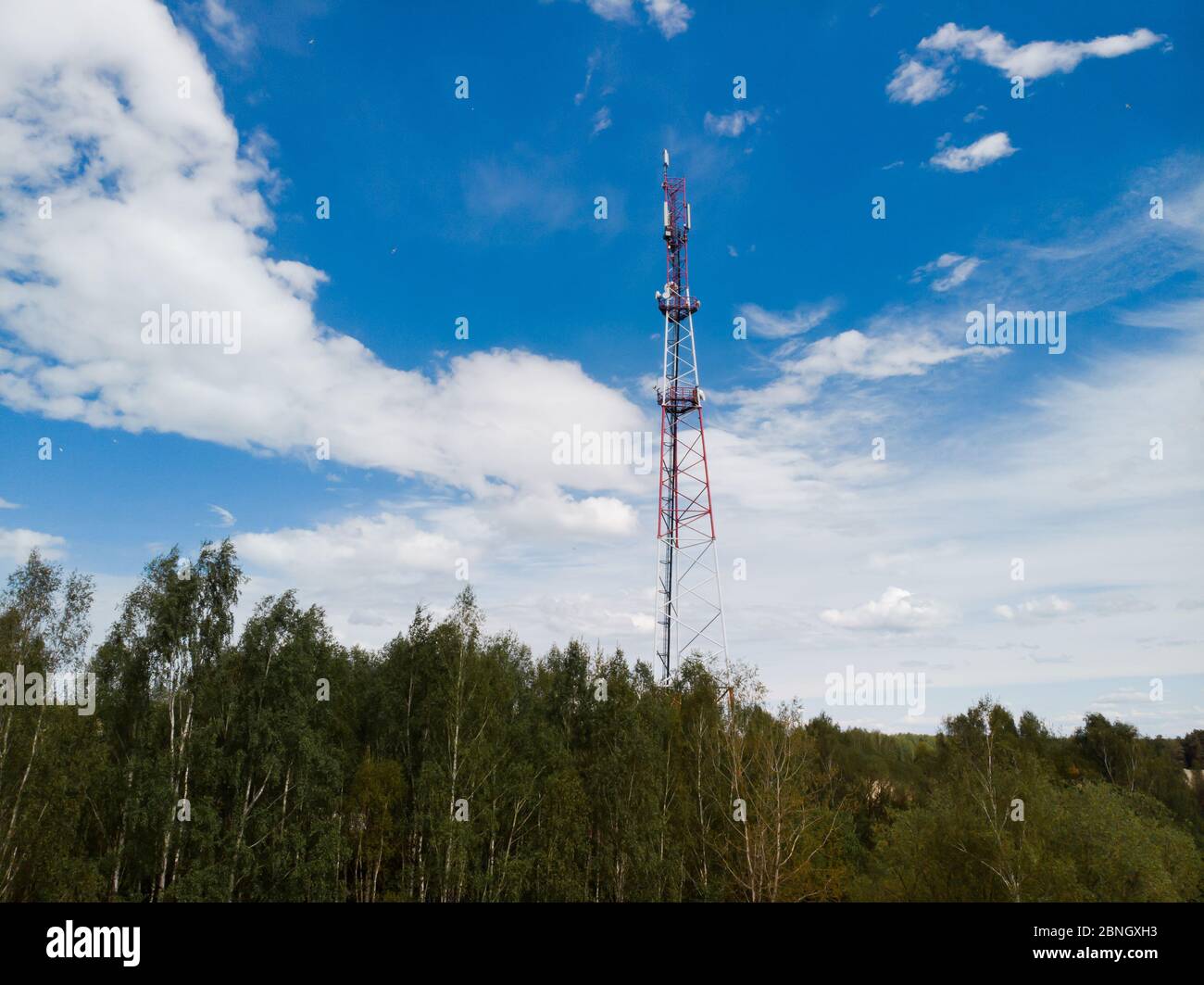 Tour de télécommunications GSM 4G et 5G avec vue aérienne sur fond bleu ciel Banque D'Images