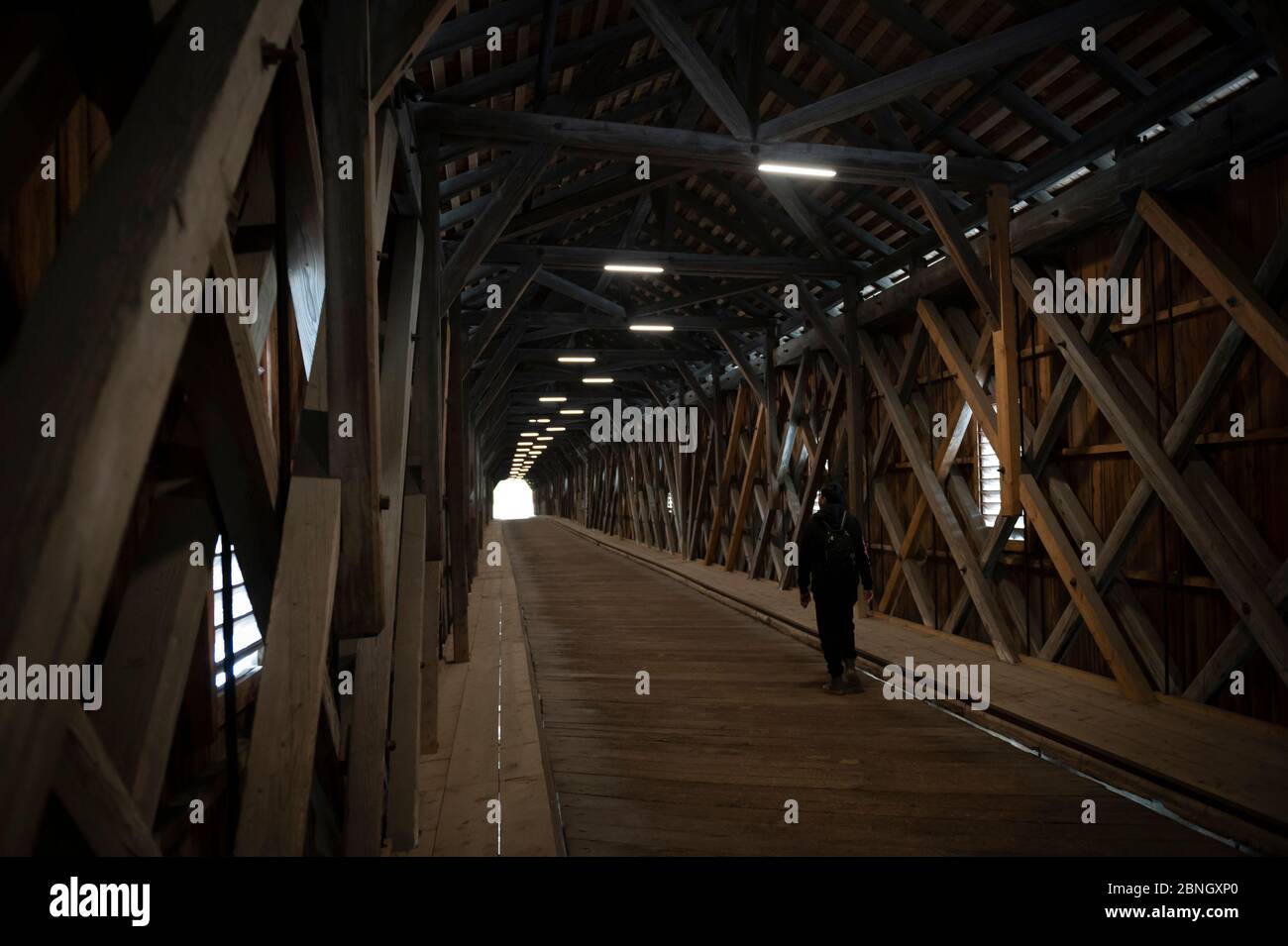 Intérieur de l'Alte Rheinbrücke, ancien pont couvert en bois sur le Rhin, à la frontière entre Vaduz au Liechtenstein et Sevelen en Suisse Banque D'Images