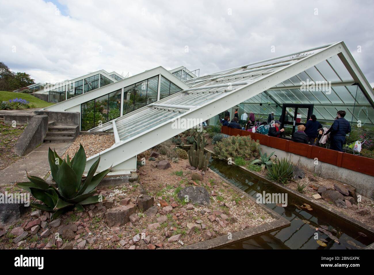 Visiteurs à l'entrée du Princess of Wales Conservatory, Kew Gardens, Londres, Royaume-Uni. 23 avril 2016 Banque D'Images