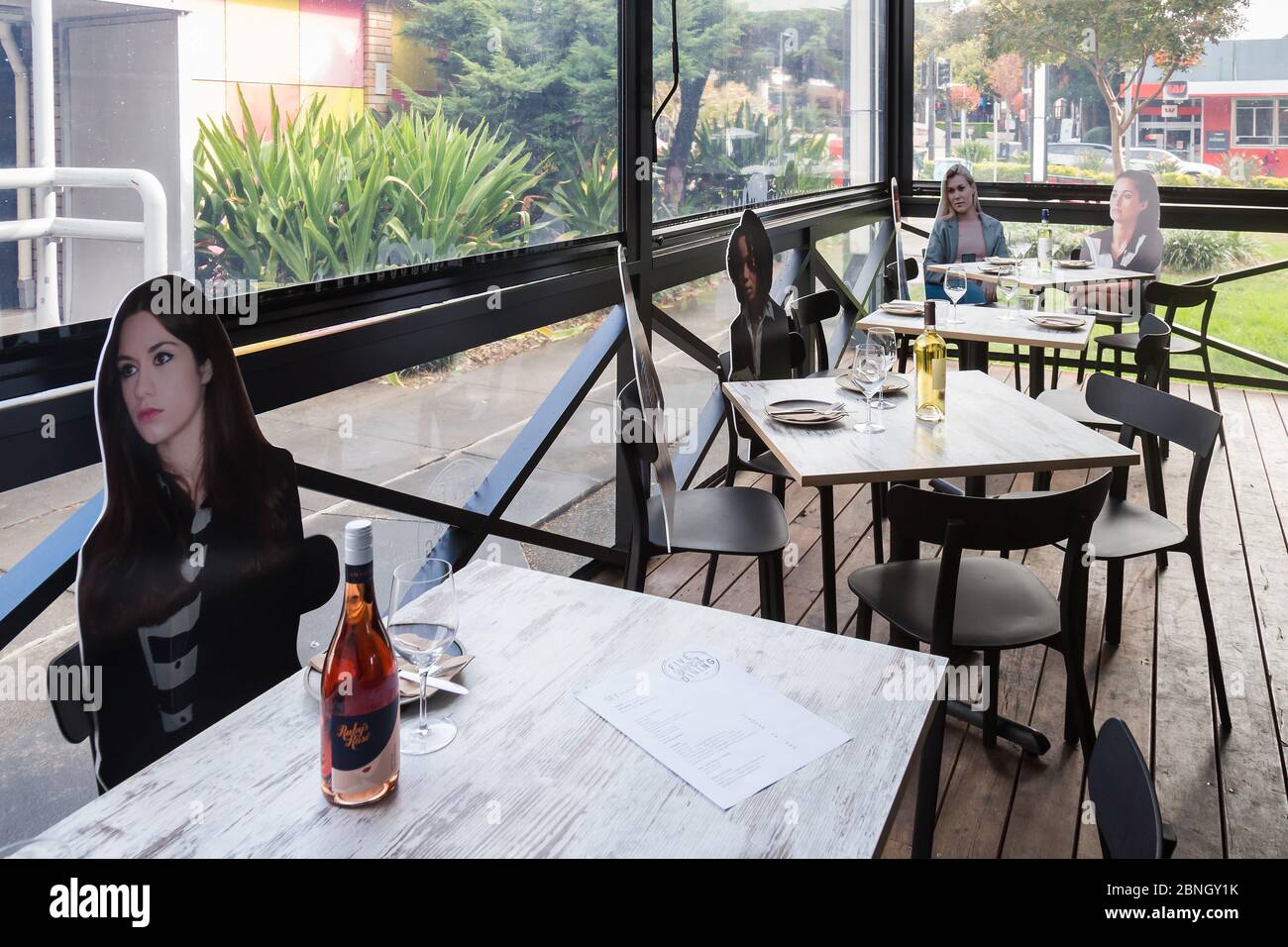 Sydney, Australie. Vendredi 15 mai 2020. Un restaurant du quartier ouest de Sydney, appelé Five Dock Dining, a ajouté des découpes en carton aux tables de restaurant afin de créer une meilleure atmosphère pour les convives. Les cafés, restaurants et salles à manger de l'hôtel sont ouverts aujourd'hui, mais ne peuvent servir que 10 personnes à la fois, car les restrictions de pandémie de coronavirus sont plus faciles. Credit Paul Lovelace/Alamy Live News Banque D'Images