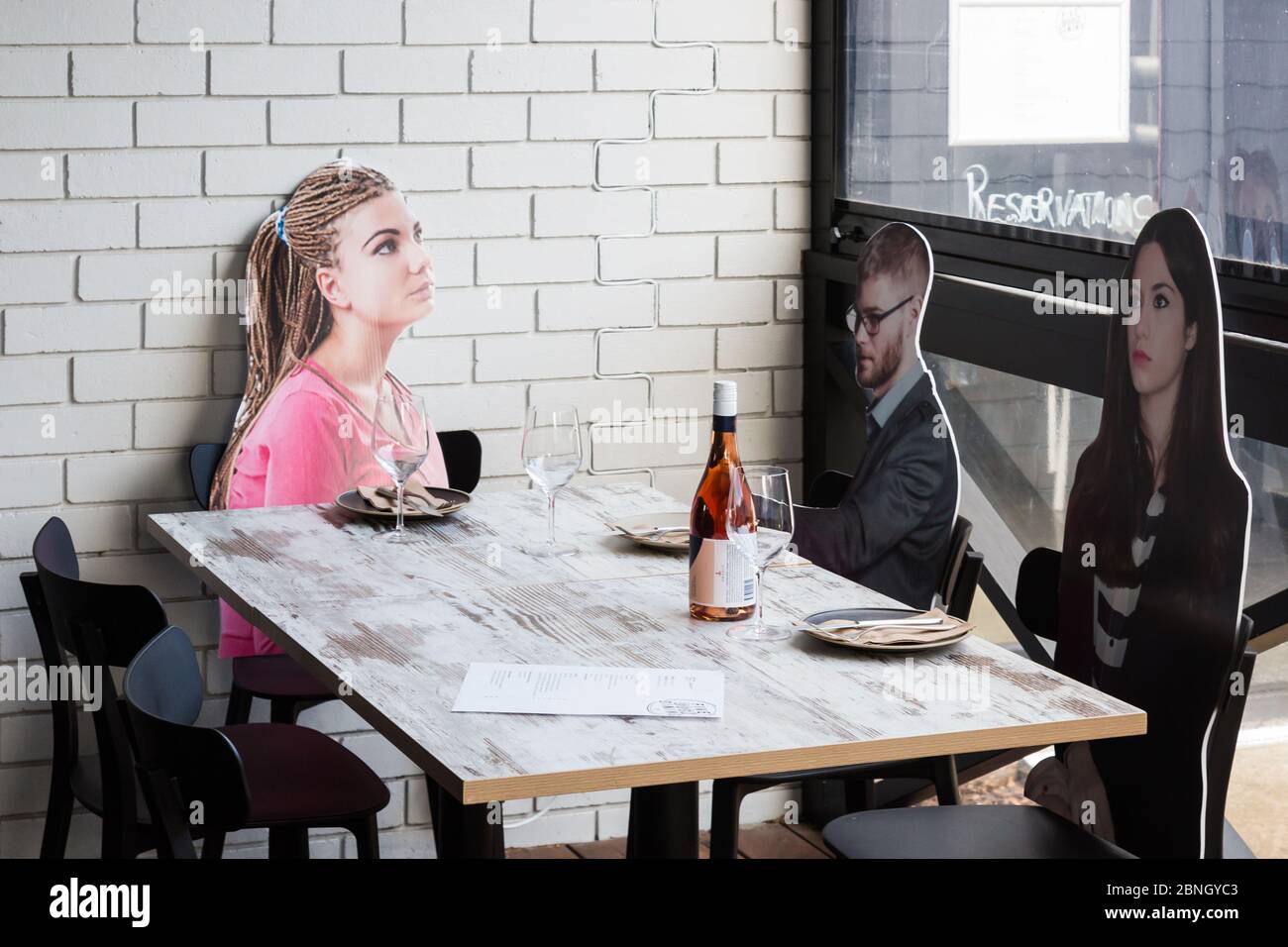 Sydney, Australie. Vendredi 15 mai 2020. Un restaurant du quartier ouest de Sydney, appelé Five Dock Dining, a ajouté des découpes en carton aux tables de restaurant afin de créer une meilleure atmosphère pour les convives. Les cafés, restaurants et salles à manger de l'hôtel sont ouverts aujourd'hui, mais ne peuvent servir que 10 personnes à la fois, car les restrictions de pandémie de coronavirus sont plus faciles. Credit Paul Lovelace/Alamy Live News Banque D'Images