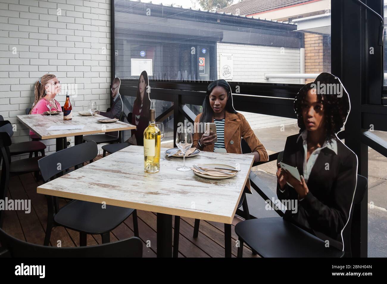 Sydney, Australie. Vendredi 15 mai 2020. Un restaurant du quartier ouest de Sydney, appelé Five Dock Dining, a ajouté des découpes en carton aux tables de restaurant afin de créer une meilleure atmosphère pour les convives. Les cafés, restaurants et salles à manger de l'hôtel sont ouverts aujourd'hui, mais ne peuvent servir que 10 personnes à la fois, car les restrictions de pandémie de coronavirus sont plus faciles. Credit Paul Lovelace/Alamy Live News Banque D'Images