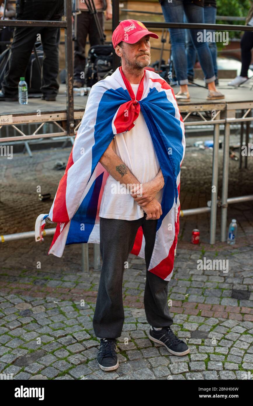 Union Jack Man. Hôtel de ville de Manchester l'après-midi après l'attentat terroriste contre le Manchester Arena. Princess Street Manchester. 23 mai 2017. Banque D'Images