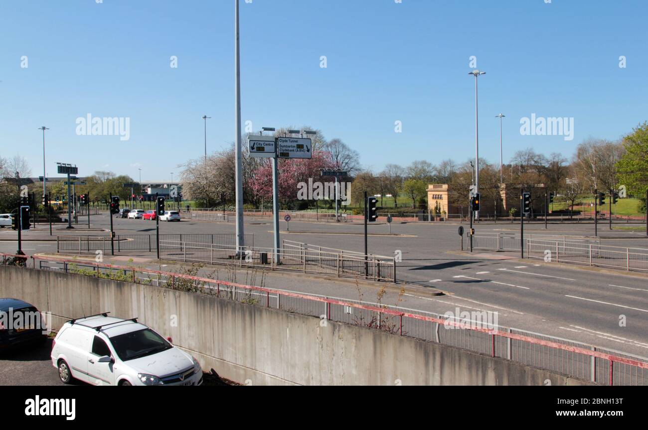 Cette jonction routière est Anniesland Cross à Glasgow, et est habituellement envahi par des voitures, bus, camions, mais maintenant il est vide et déserté en raison de la pandémie Covid-19, coronavirus qui fait rage en Grande-Bretagne et les gens sont dans un verrouillage et restent à la maison pour le moment. Mai 2020. ALAN WYLIE/ALAY© Banque D'Images