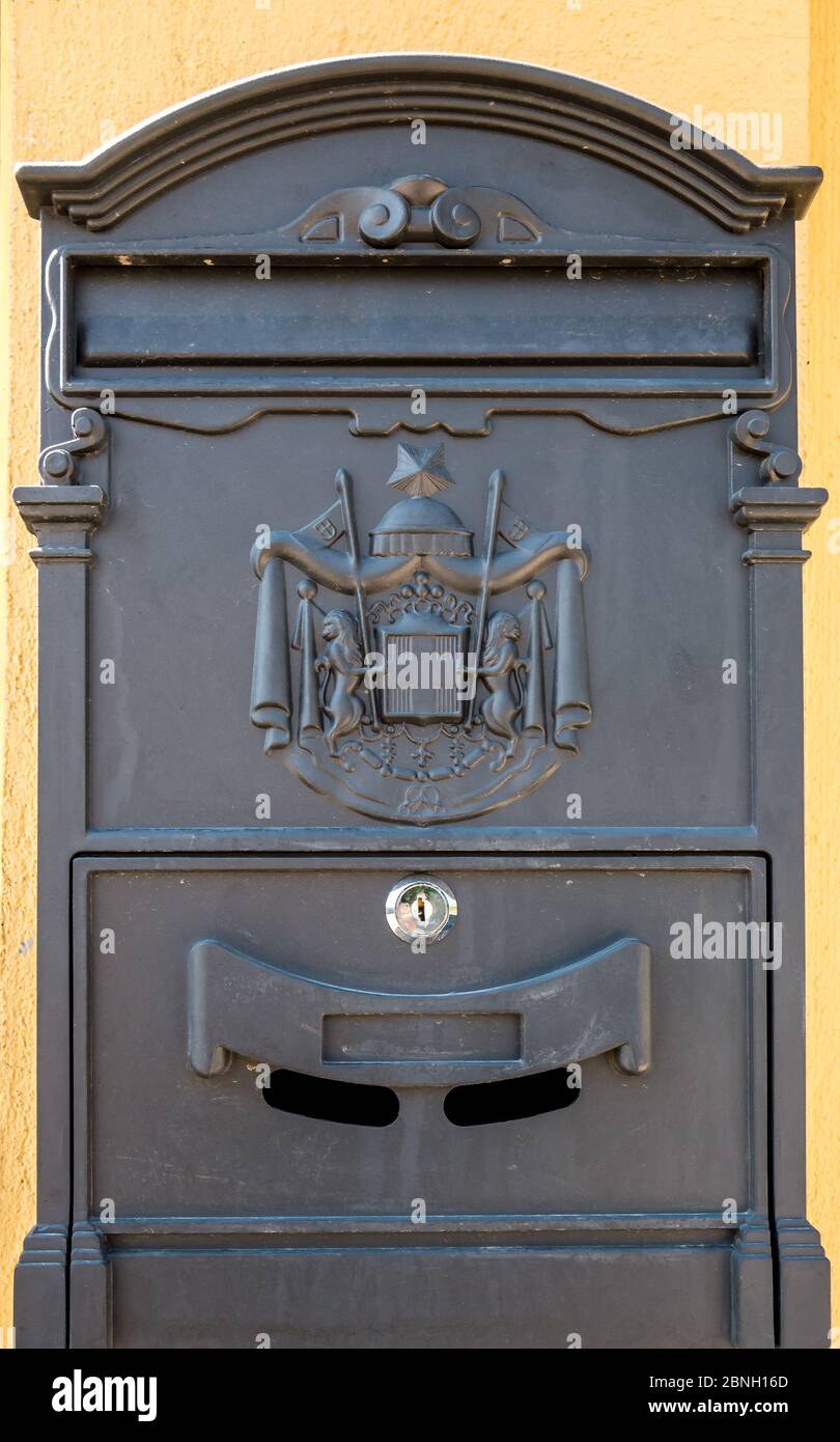 Boîte aux lettres noire isolée unique avec commutateur de verrouillage Banque D'Images