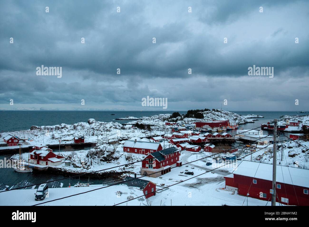 Journée d'hiver avec ciel bleu nuageux dans un petit village. Îles Lofoten, Norvège Banque D'Images