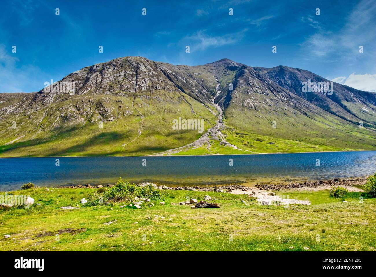 Vue sur la montagne écossaise Ben Starav au début de l'été, à côté du Loch Etive, dans les Highlands de Glen Etive Banque D'Images
