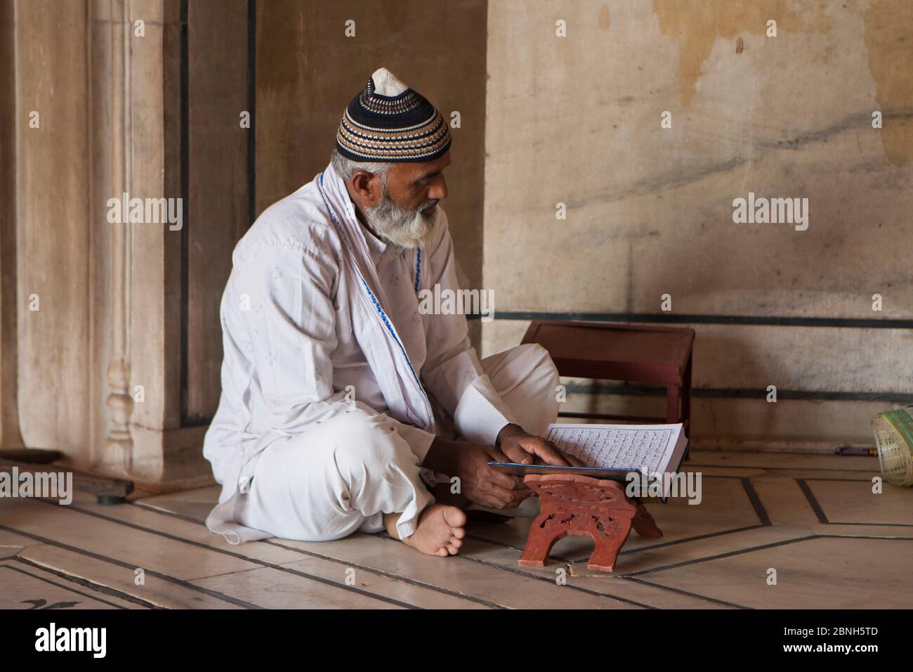Homme priant à la mosquée Jama Masjid, Old Delhi, Inde, novembre 2013. Banque D'Images