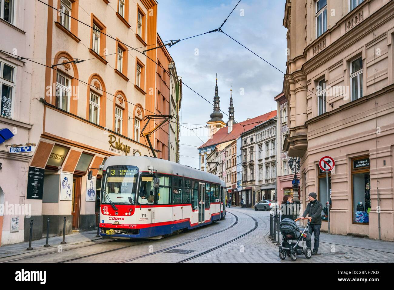 Tram à l'ulice Denisova à Olomouc, Moravie, République Tchèque, Europe Centrale Banque D'Images