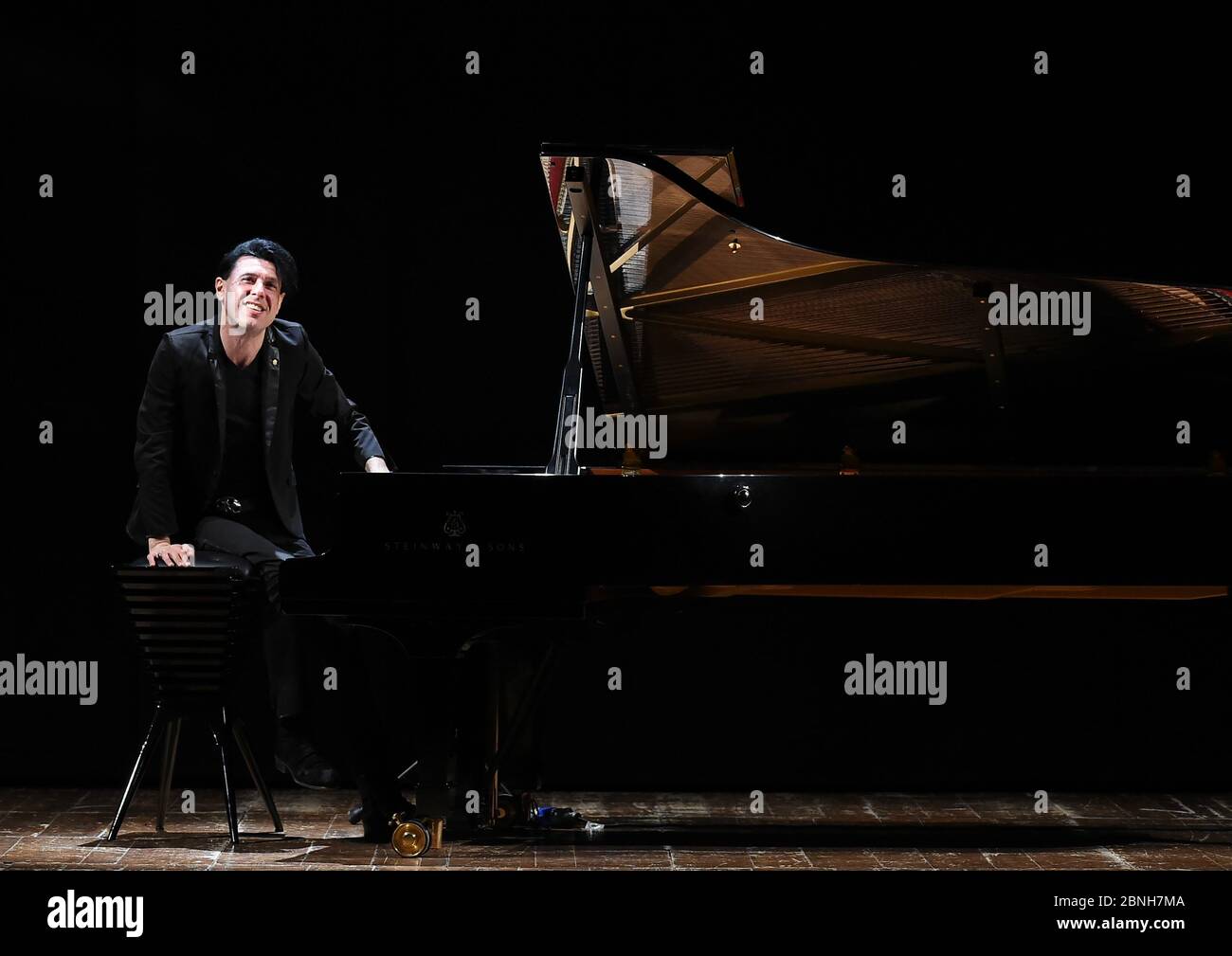 ARCHIVE: 05-05-2016 Como Teatro sociale Ezio Bosso présente en concert son premier disque de piano solo. 'La 12ème salle' dans la photo: Ezio Bosso pendant son spectacle Banque D'Images