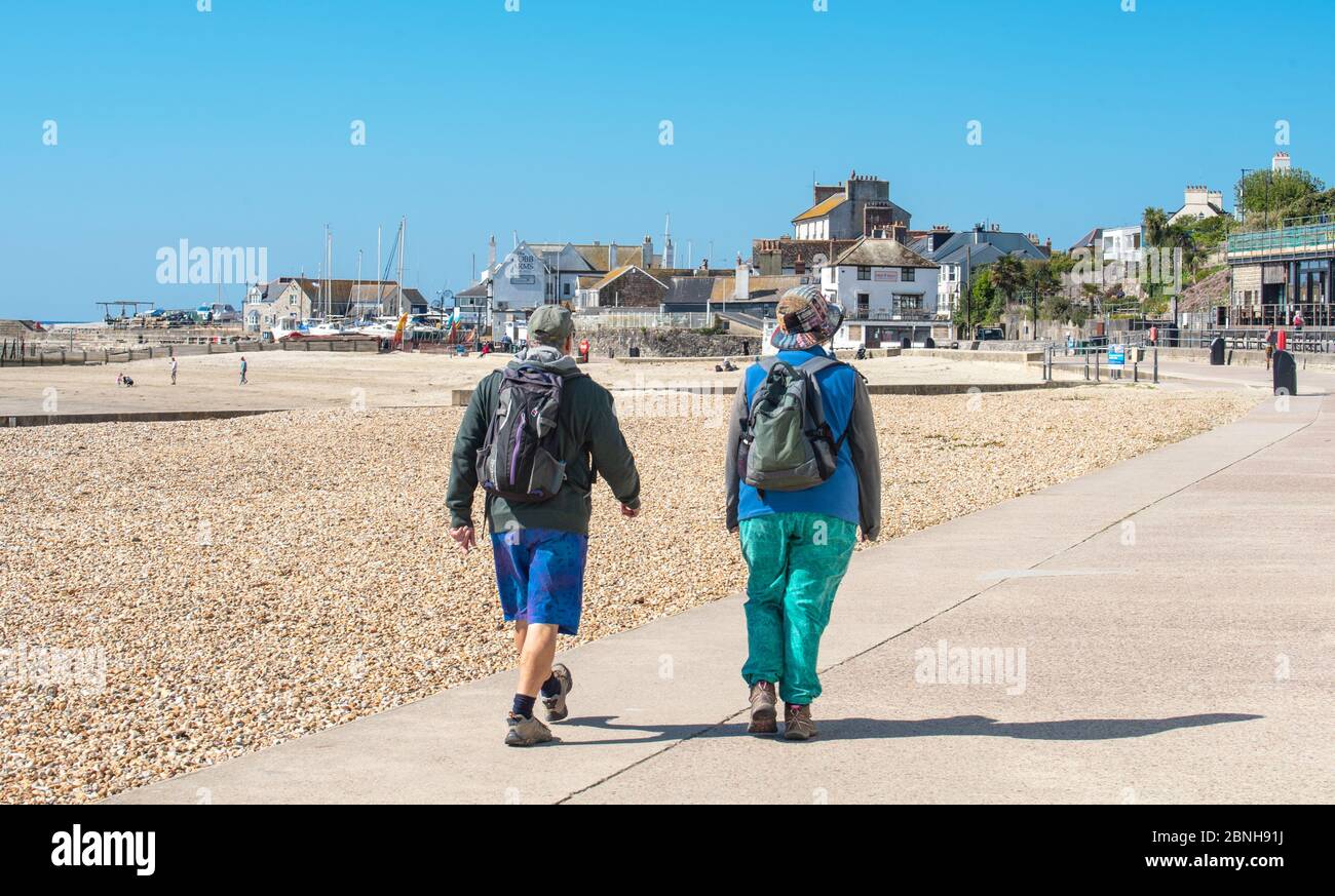 Lyme Regis, Dorset, Royaume-Uni. 15 mai 2020. Météo au Royaume-Uni: Malgré l'assouplissement du gouvernement des restrictions du coronavirus cette semaine, la plage à Lyme Regis reste calme sur une belle journée chaude et ensoleillée. Les parkings et toilettes publiques gérés par le conseil sur les plages populaires et les points de beauté de l'autre côté du comté ont été fermés pour dissuader les visiteurs de l'extérieur de la région, ce qui rend les espaces extérieurs du comté difficiles d'accès ce week-end. Crédit : Celia McMahon/Alay Live News Banque D'Images