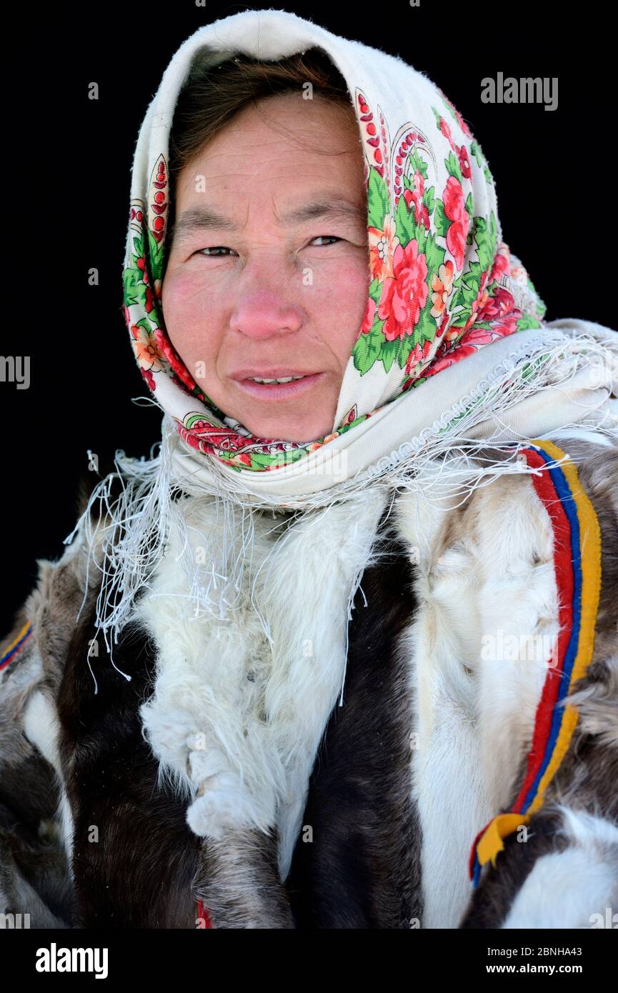 Natacha Serotetto, portrait du Nenet herder en manteau d'hiver de fourrure de renne. Le col est en fourrure de renard arctique avec des bandes de fourrure de castor noir et des rubans de feutre Banque D'Images