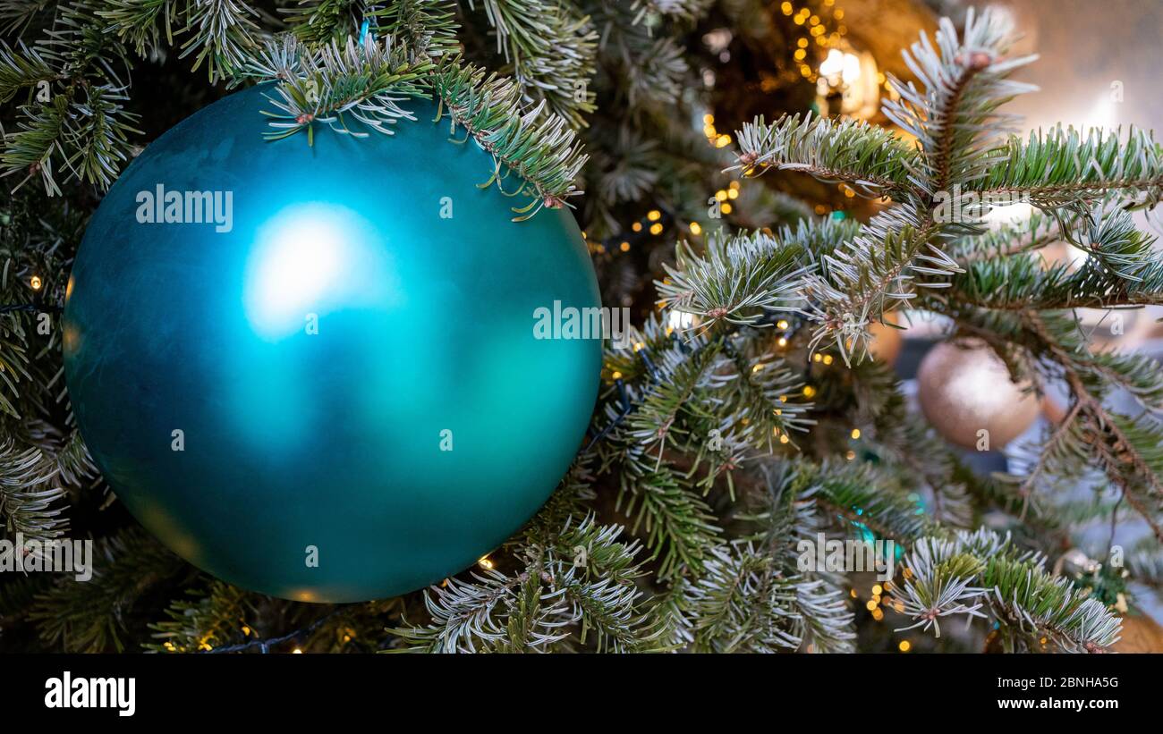 Boule bleue accrochée à un sapin de Noël Banque D'Images