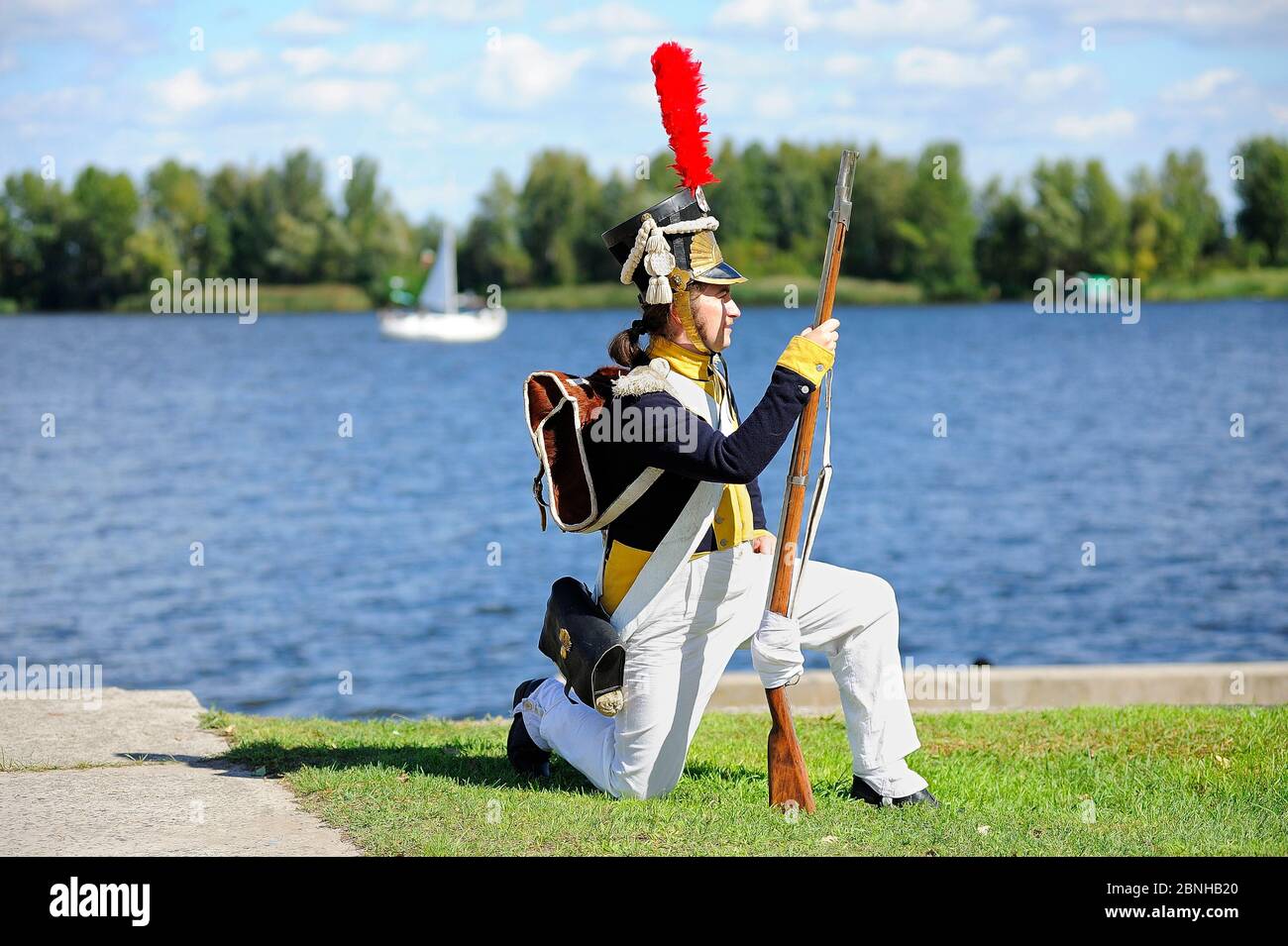 Réacteur vêtu d'un uniforme de fantassin français du début du XIX siècle debout devant une rivière, reconstruction Banque D'Images