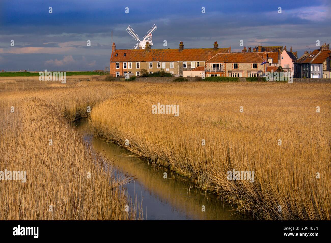 Village et moulin à vent CLEY avec rivière Glaven et lits d'appoint en premier plan, Norfolk, Angleterre, Royaume-Uni, février 2016. Banque D'Images