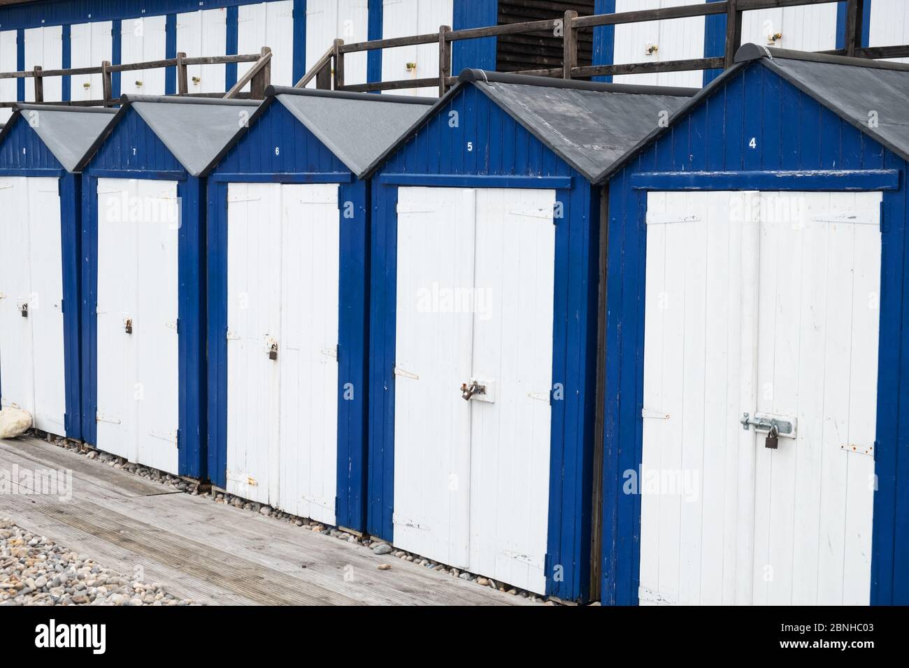 Chalets de vacances fermés à clé en hiver sur la côte sud-est du Devon au Royaume-Uni. La demande pour ces types de propriétés est élevée dans toute la région Banque D'Images