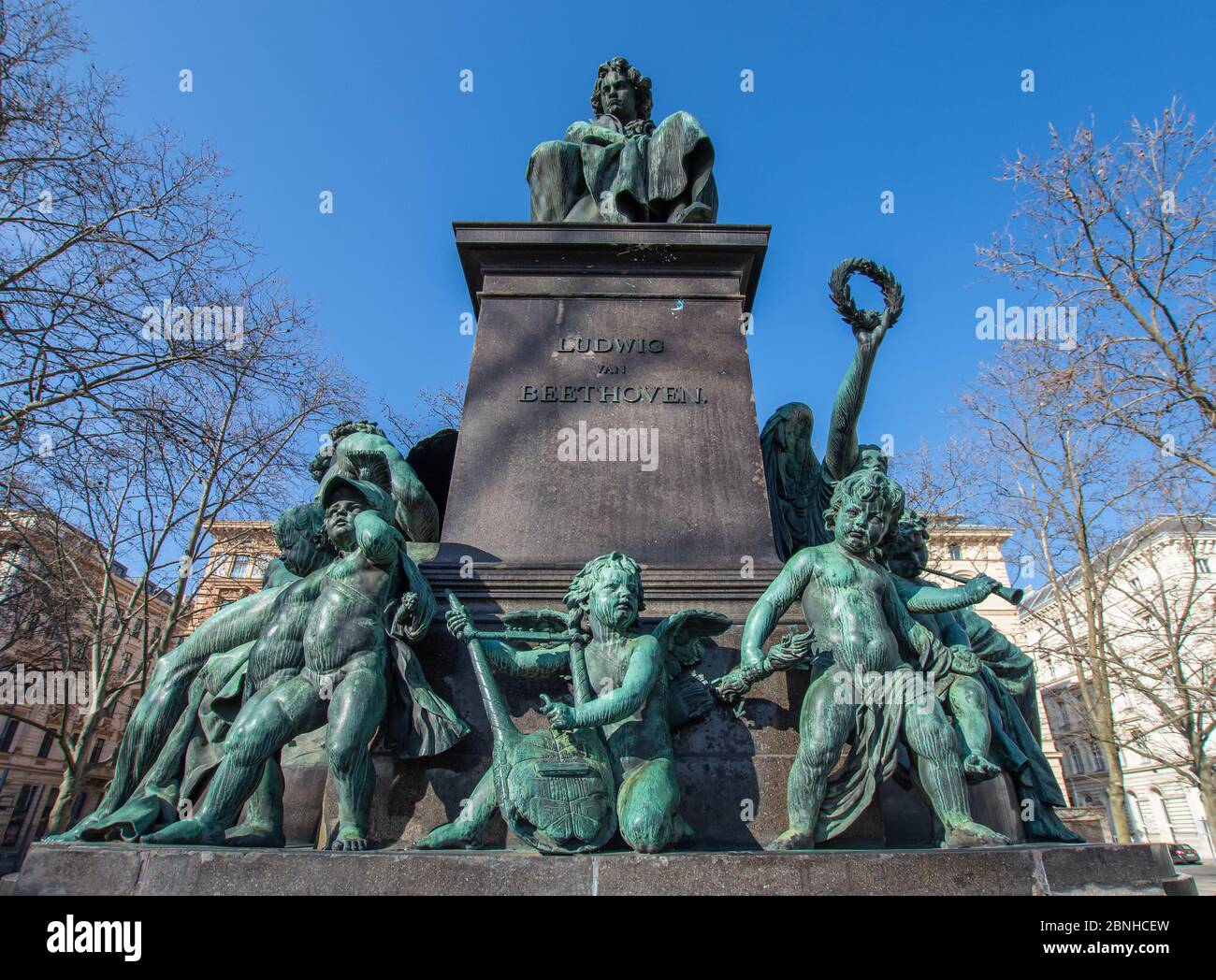 Sculpture de Ludwig van Beethoven à Vienne. Ci-dessous se trouve une ancienne déesse avec une couronne de laurier en main Banque D'Images