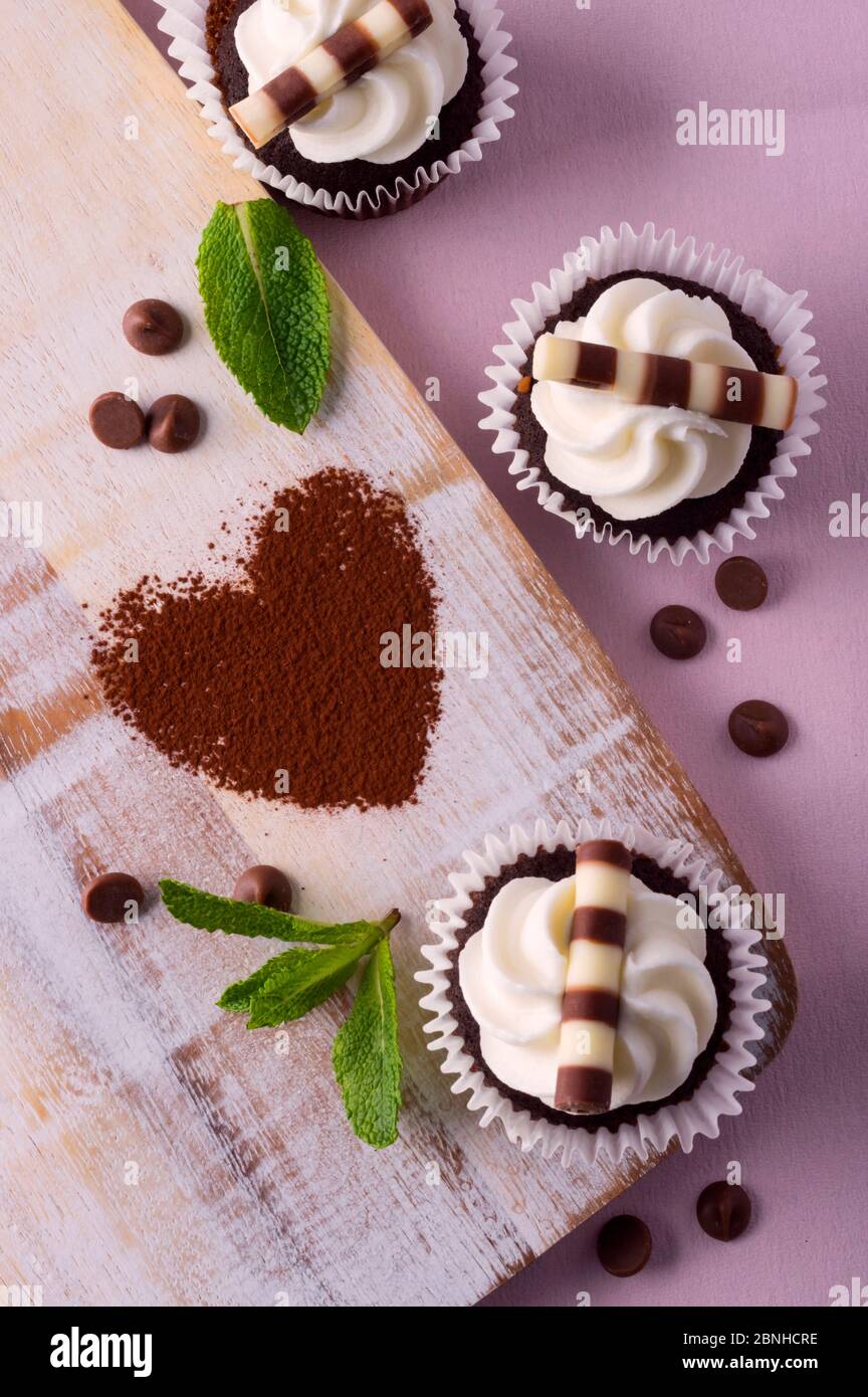 J'aime le concept de gâteau au chocolat avec différentes crèmes et décorations Banque D'Images
