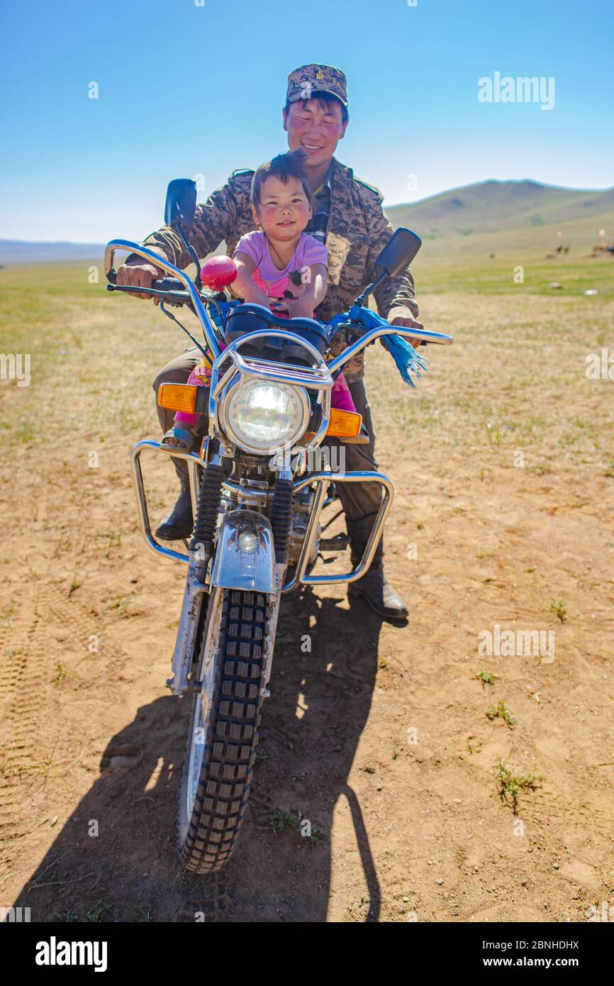 Père mongol et fille sur la moto, Mongolie Photo Stock - Alamy