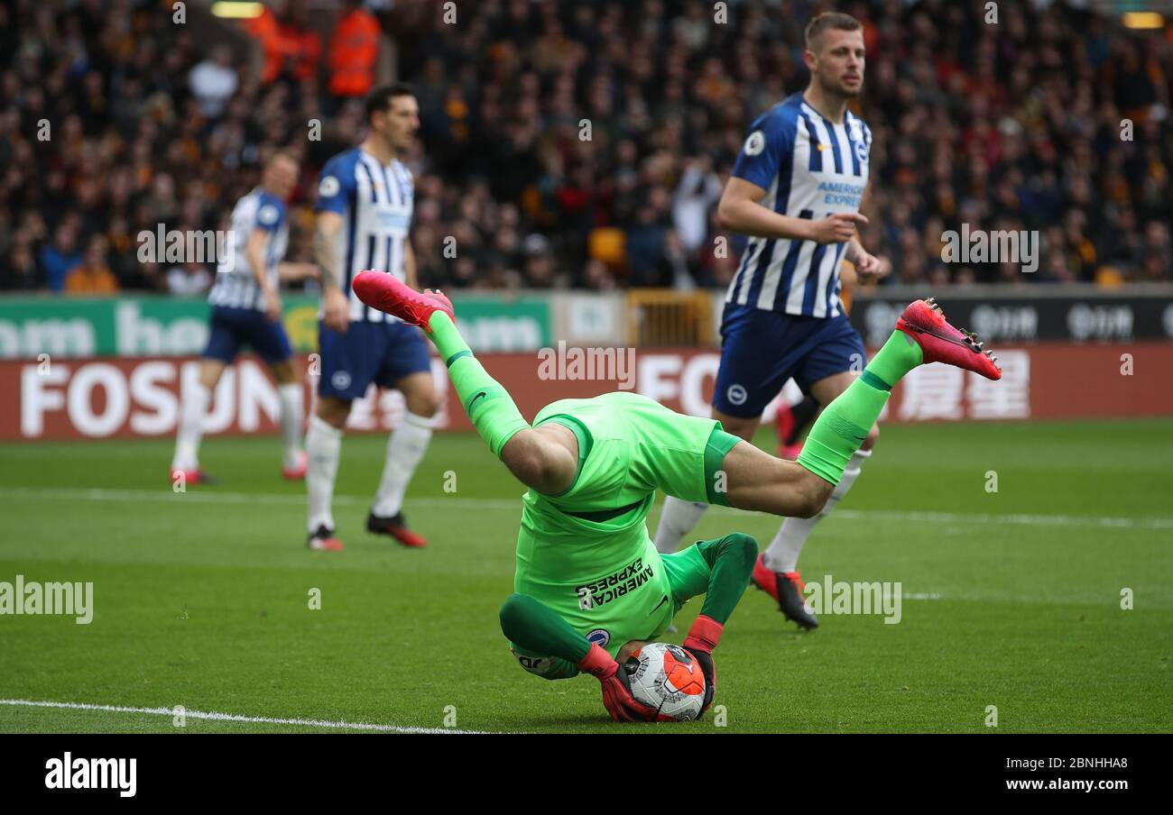 Brighton et Hove Albion, le gardien de but Mathew Ryan, se lance sur la tête et se tient au ballon lors du match de la Premier League à Molineux, Wolverhampton. Banque D'Images