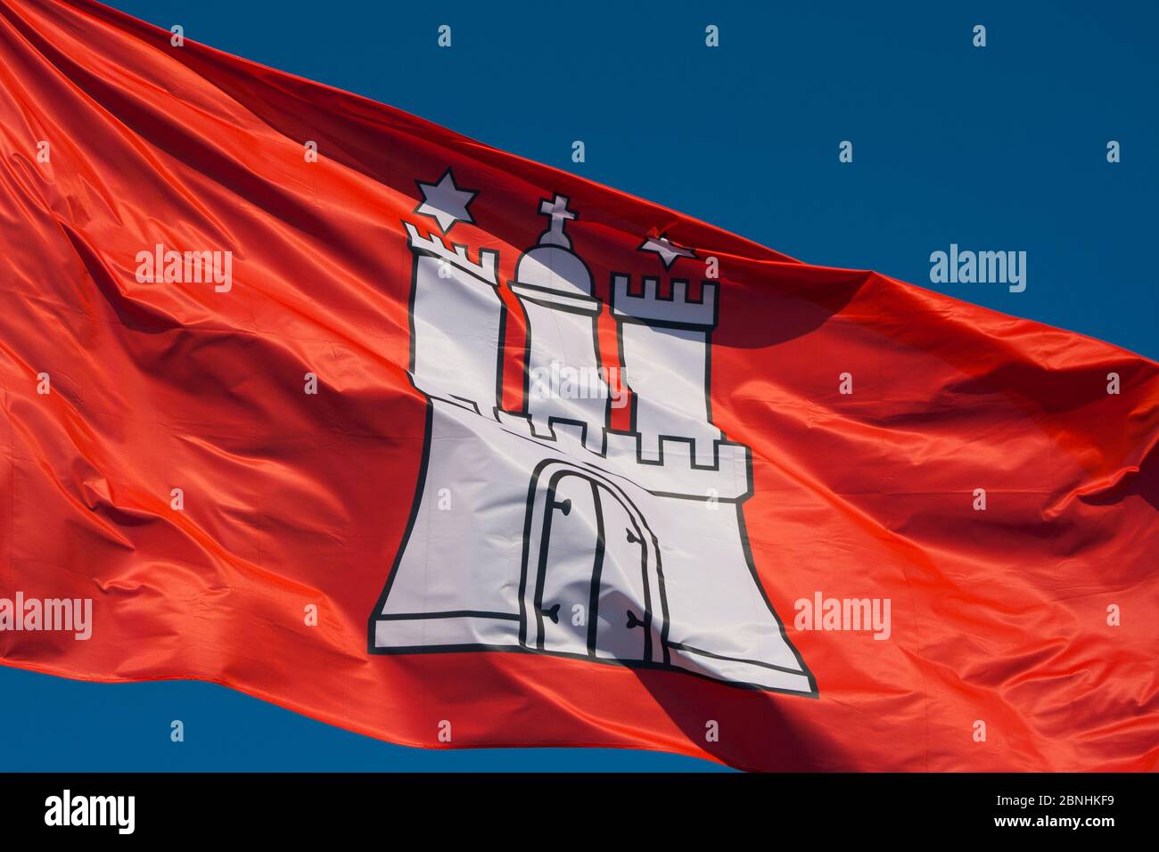 Le drapeau de la ville hanséatique de Hambourg avec les armoiries Banque D'Images