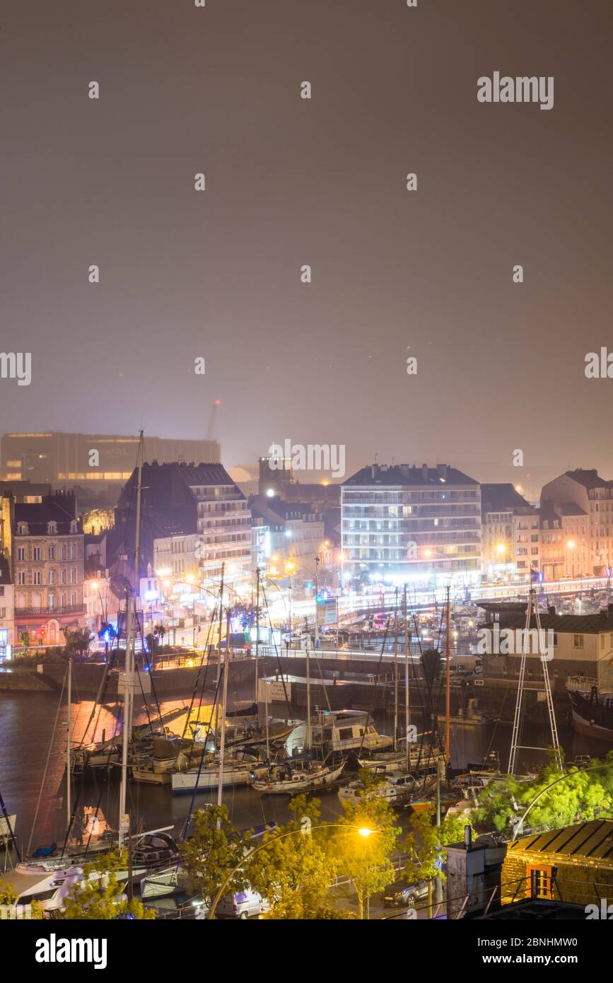 Vue de nuit sur la ville de Cherbourg, Normandie, France Banque D'Images