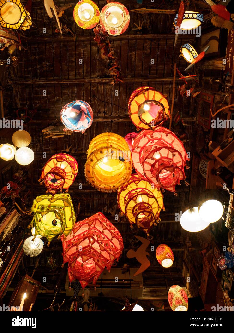 quelques lampes et lanternes faites à la main accrochées dans un magasin à  dahab egypte dans le sinaï Photo Stock - Alamy