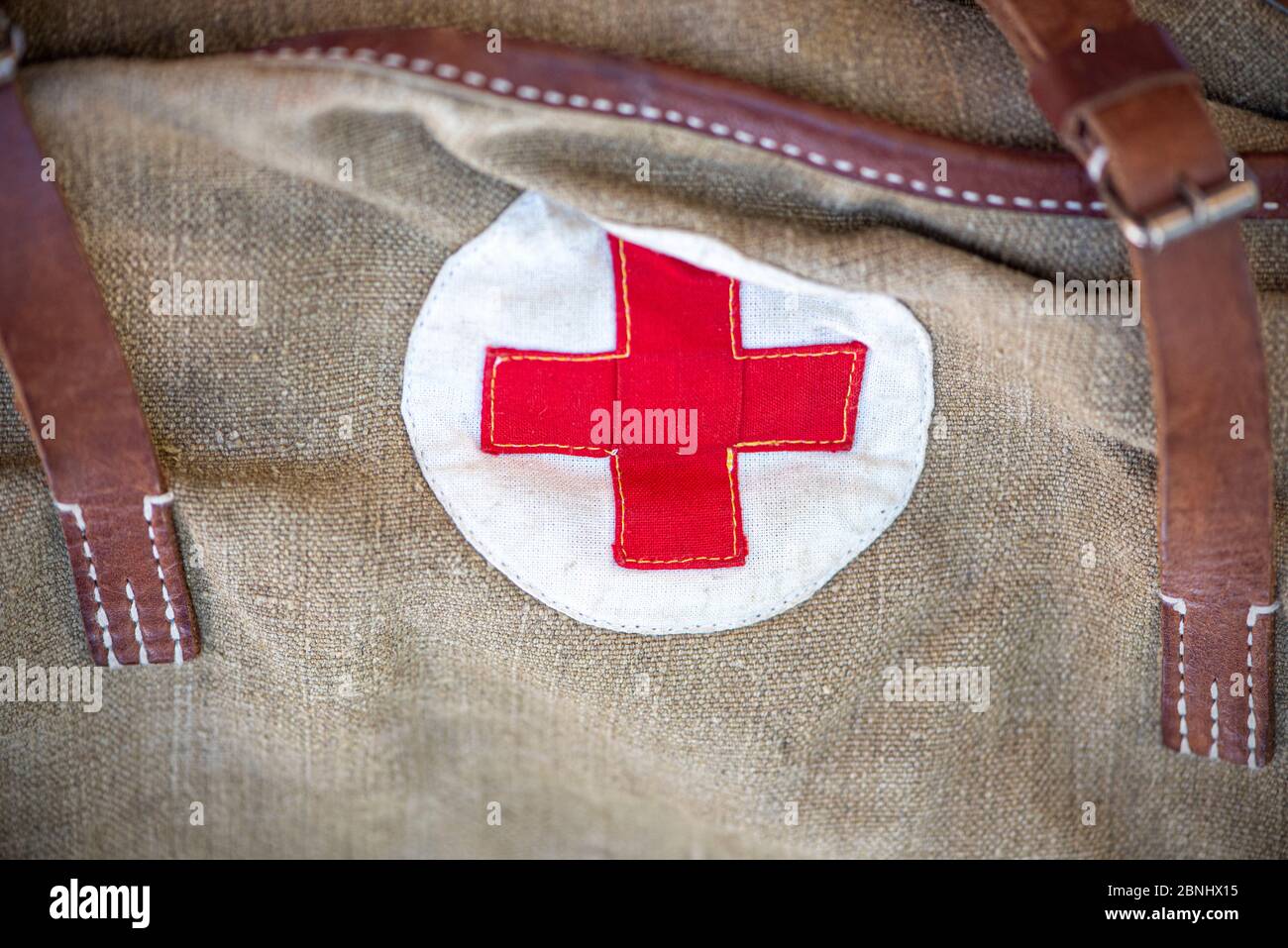 Sac militaire de style vintage avec une croix rouge. Poche soviétique pour les médicaments. Vieux sac pour l'armée. La deuxième Guerre mondiale Banque D'Images