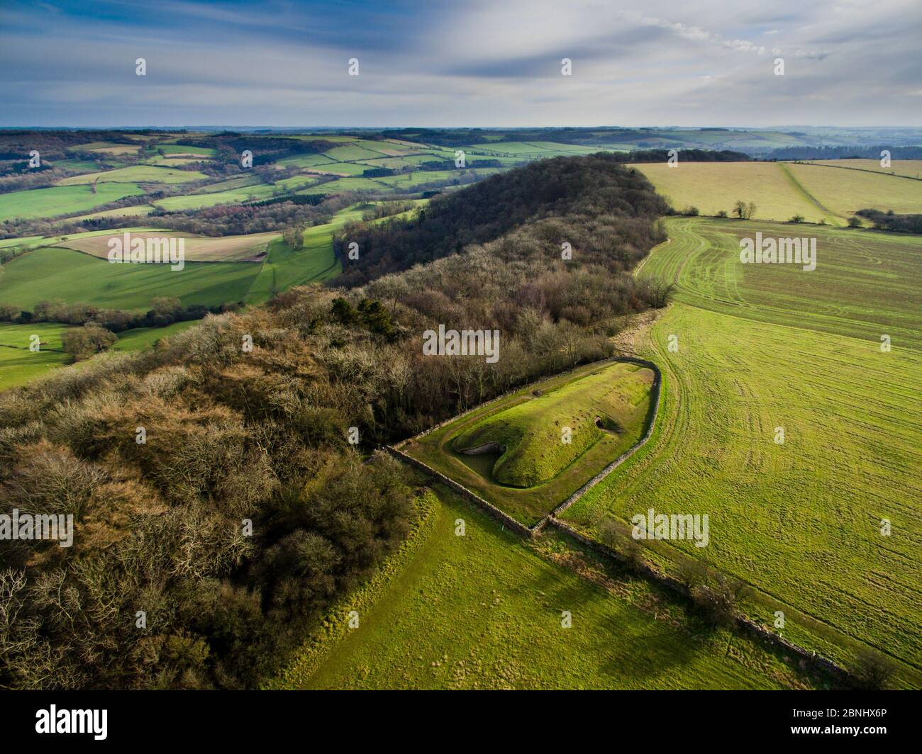 Vue aérienne de Belas Knap, un chambré néolithique long barrow sur le Cotswold Way, Cheltenham, Gloucestershire, Royaume-Uni. Tourné avec des drones aériens par CAA perm Banque D'Images