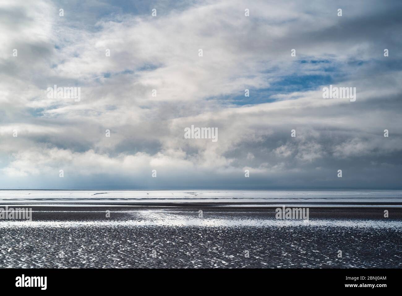 Tons pastel de la mer et plage de sable du Canal de Bristol à Burnham-on-Sea, Somerset, Royaume-Uni Banque D'Images