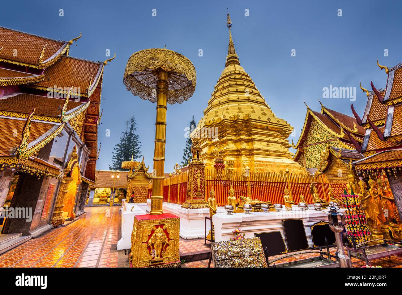 Wat Phra This Doi Suthep Temple de Chiang Mai, Thaïlande au crépuscule. Banque D'Images Wat Phra This Doi Suthep Temple de Chiang Mai, Thaïlande au crépuscule. Banque D'Images