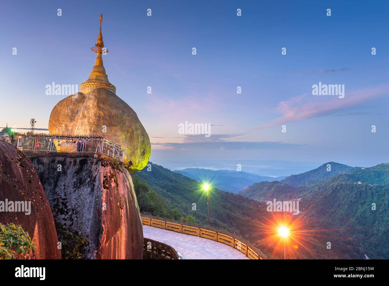 Golden Rock du Mont Kyaiktiyo, Myanmar pendant un coucher de soleil brumeux. Banque D'Images