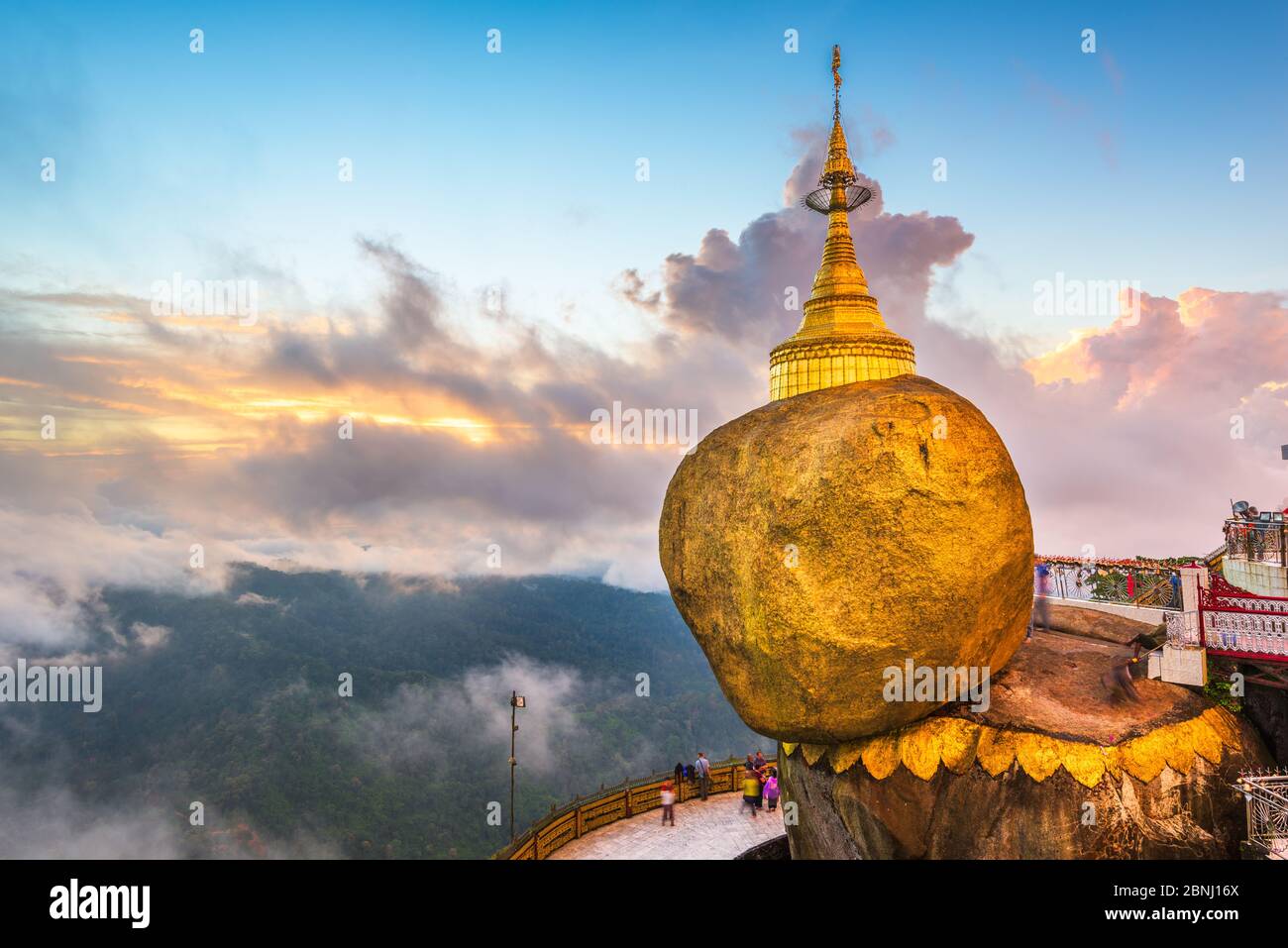 Golden Rock du Mont Kyaiktiyo, Myanmar pendant un coucher de soleil brumeux. Banque D'Images