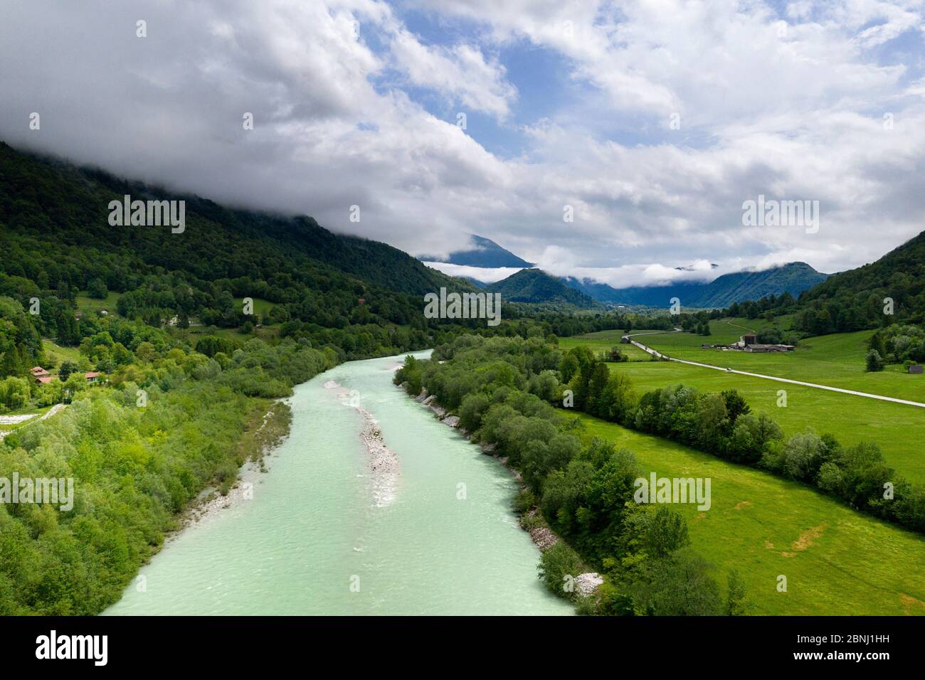 Vue aérienne de la rivière Soca dans la vallée de la Soca dans le parc national de Triglav, Alpes juliennes, près de Bovec, Slovénie, Europe Banque D'Images