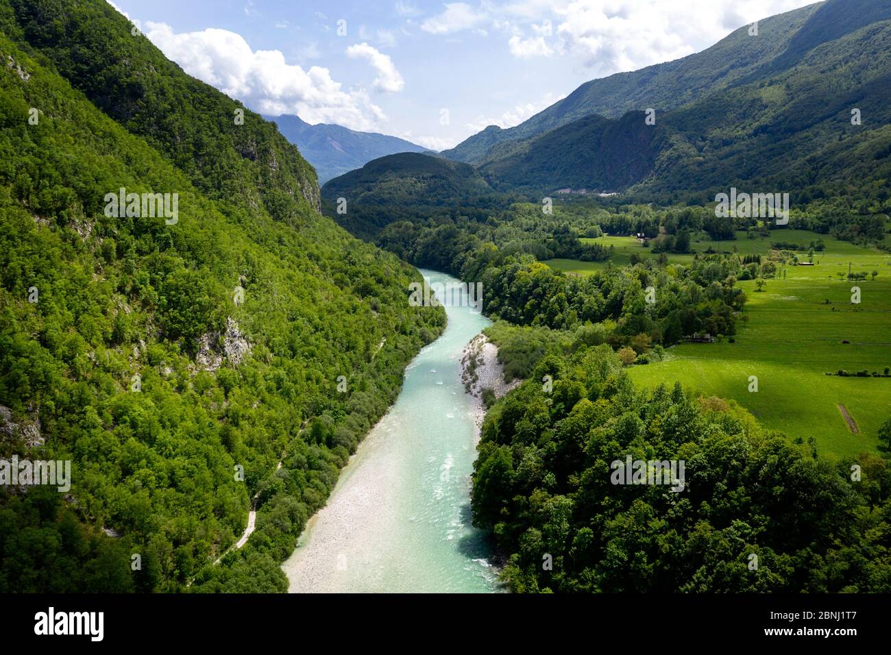 Vue aérienne de la rivière Soca dans la vallée de la Soca dans le parc national de Triglav, Alpes juliennes, près de Bovec, Slovénie, Europe Banque D'Images