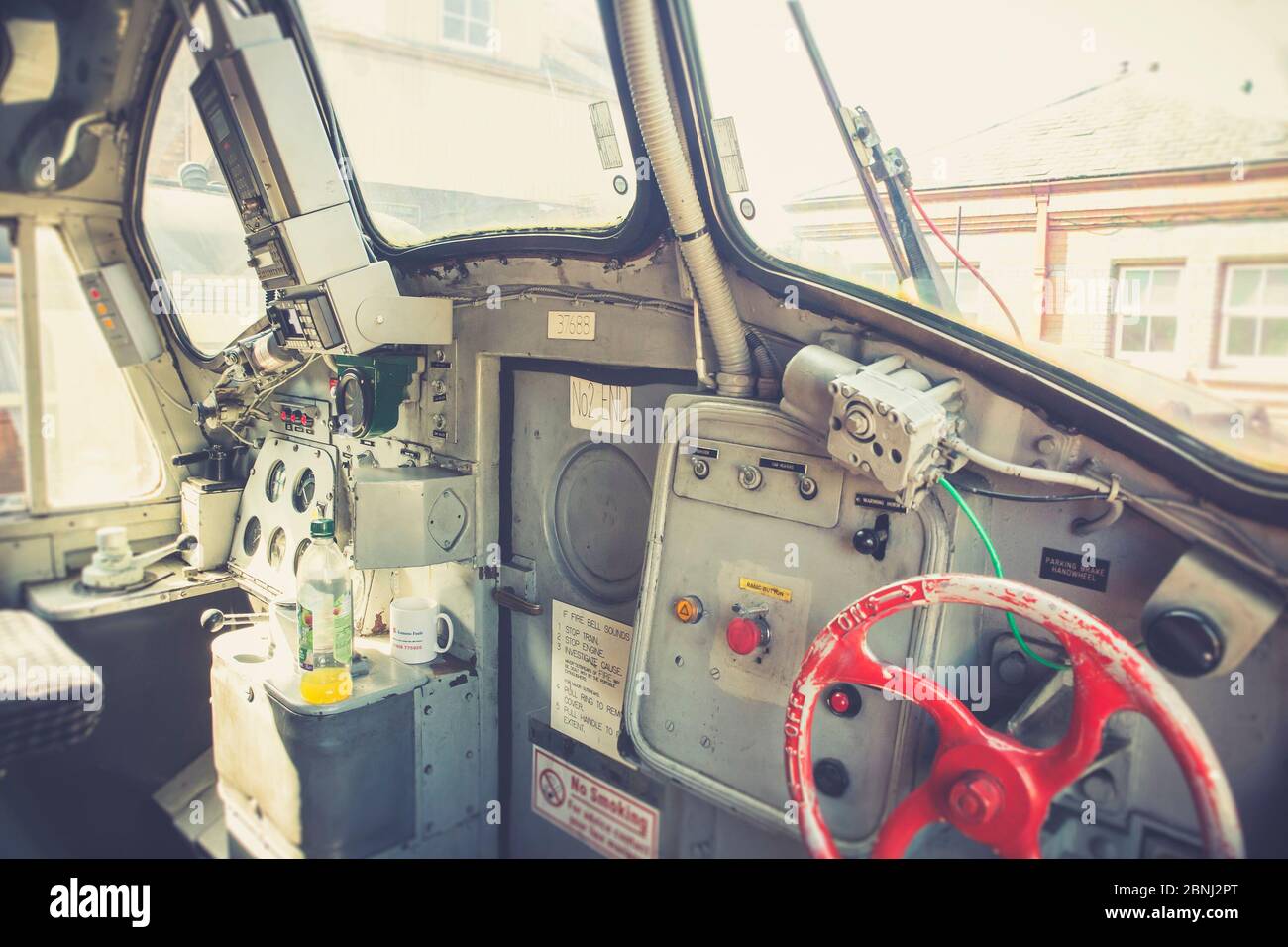 Vue rapprochée rétro des commandes de train à l'intérieur de la cabine de locomotive diesel d'époque du Royaume-Uni. Aux commandes du conducteur du loco diesel-électrique de la classe 37 de la BR Great Rocks. Banque D'Images