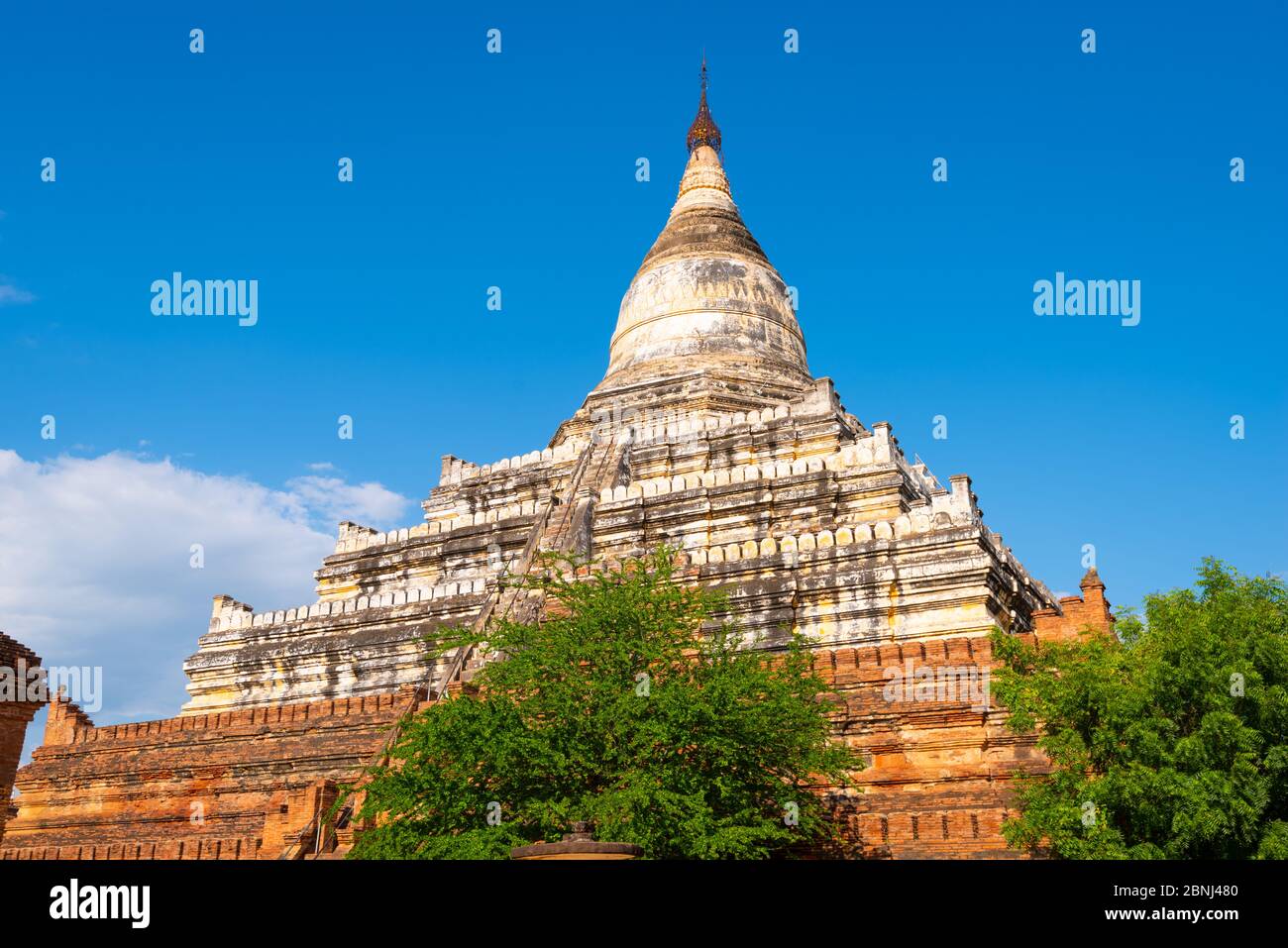 Bagan, Myanmar Pagode Shwesandaw ancienne en journée. Banque D'Images