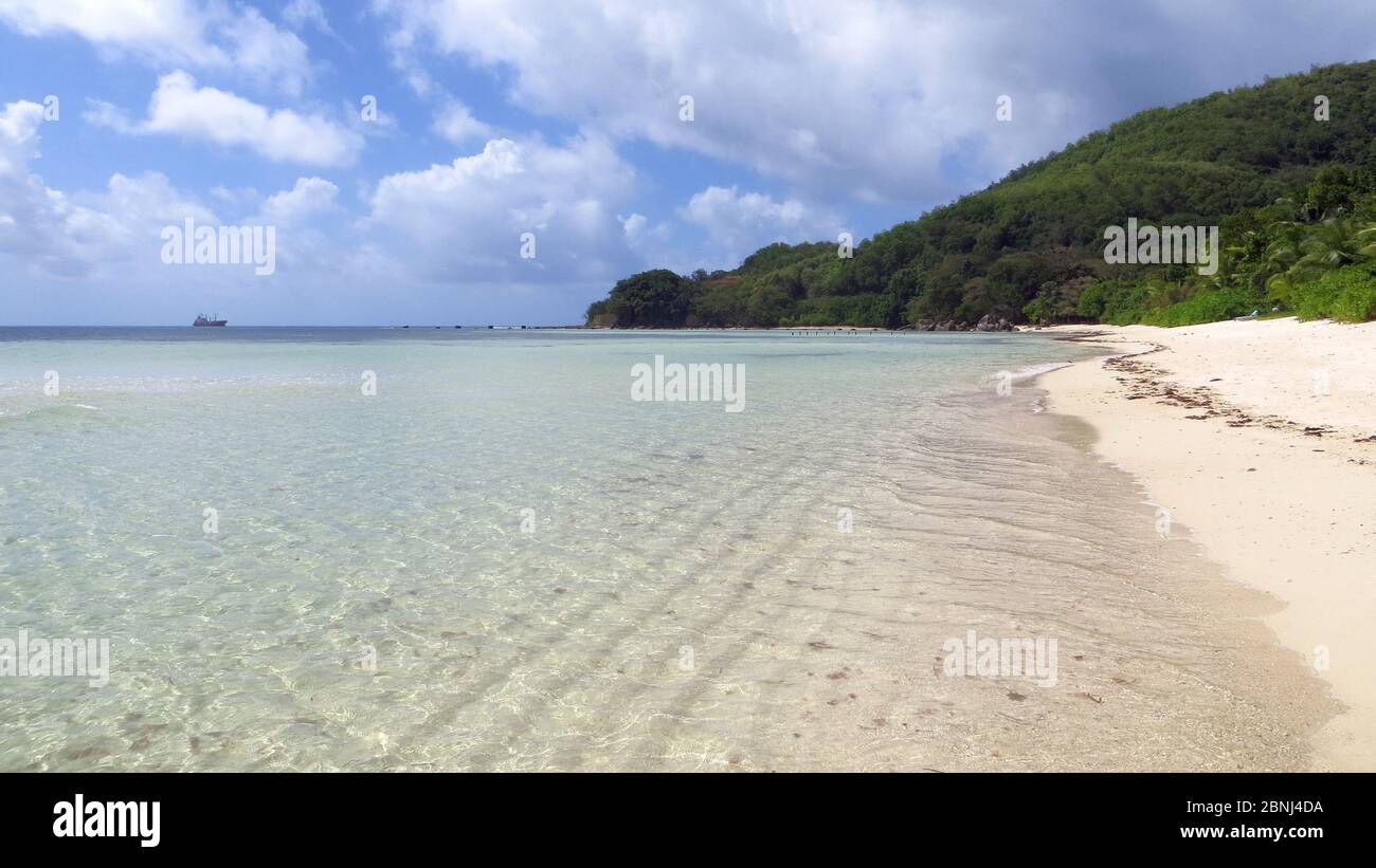 Une baie avec une plage aux Seychelles Banque D'Images