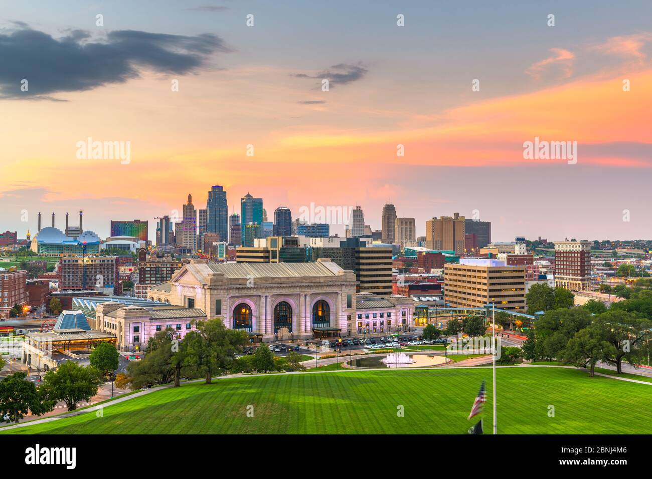 Kansas City, Missouri, États-Unis centre-ville avec la gare Union au crépuscule. Banque D'Images