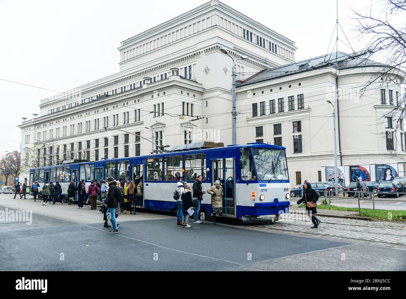 Tramway devant l'Opéra national letton, ramassage des passagers, site classé au patrimoine mondial de l'UNESCO, Riga, Lettonie, Europe Banque D'Images