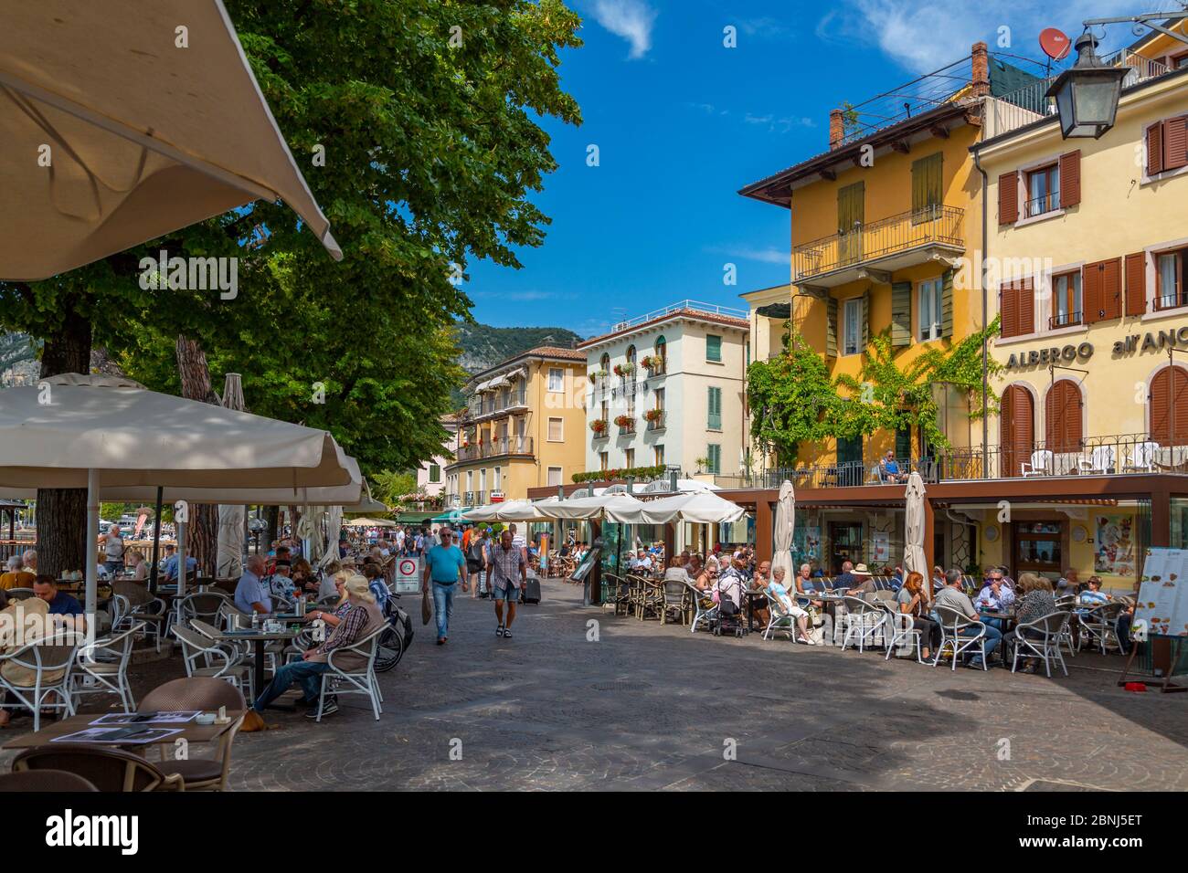 Vue sur les cafés et les visiteurs sur la promenade par une journée ensoleillée, Garda, Lac de Garde, province de Vérone, Vénétie, lacs italiens, Italie, Europe Banque D'Images